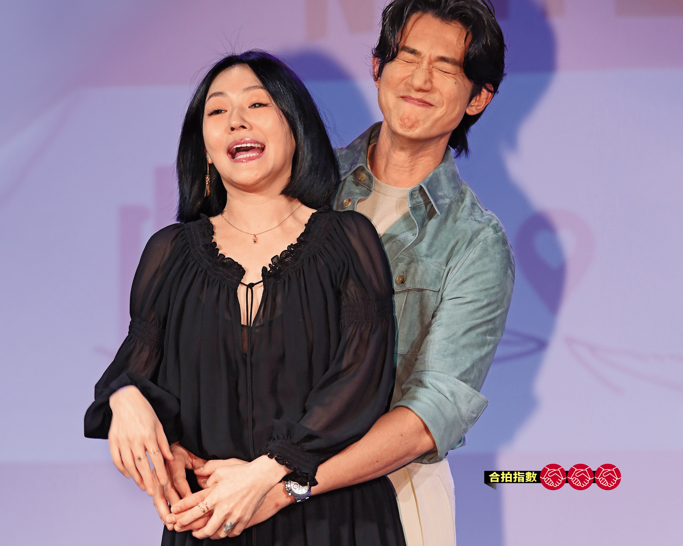 小S（前）笑說現實生活中「心死很久了」，抓吳慷仁（後）抱抱，小S燃欲火，慷仁消心火。（敲木魚）