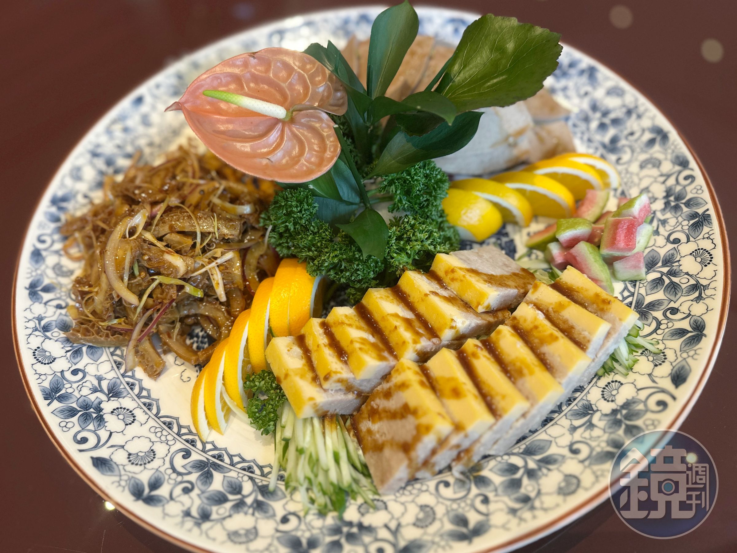 冷食拼盤提供手工蟳肉丸、麻辣金錢肚、醬漬嫩粉肝、炭烤墨魚腸、蒜泥豬腱心、五味嫩軟絲、麻辣金錢肚等台味料理，可六擇三。