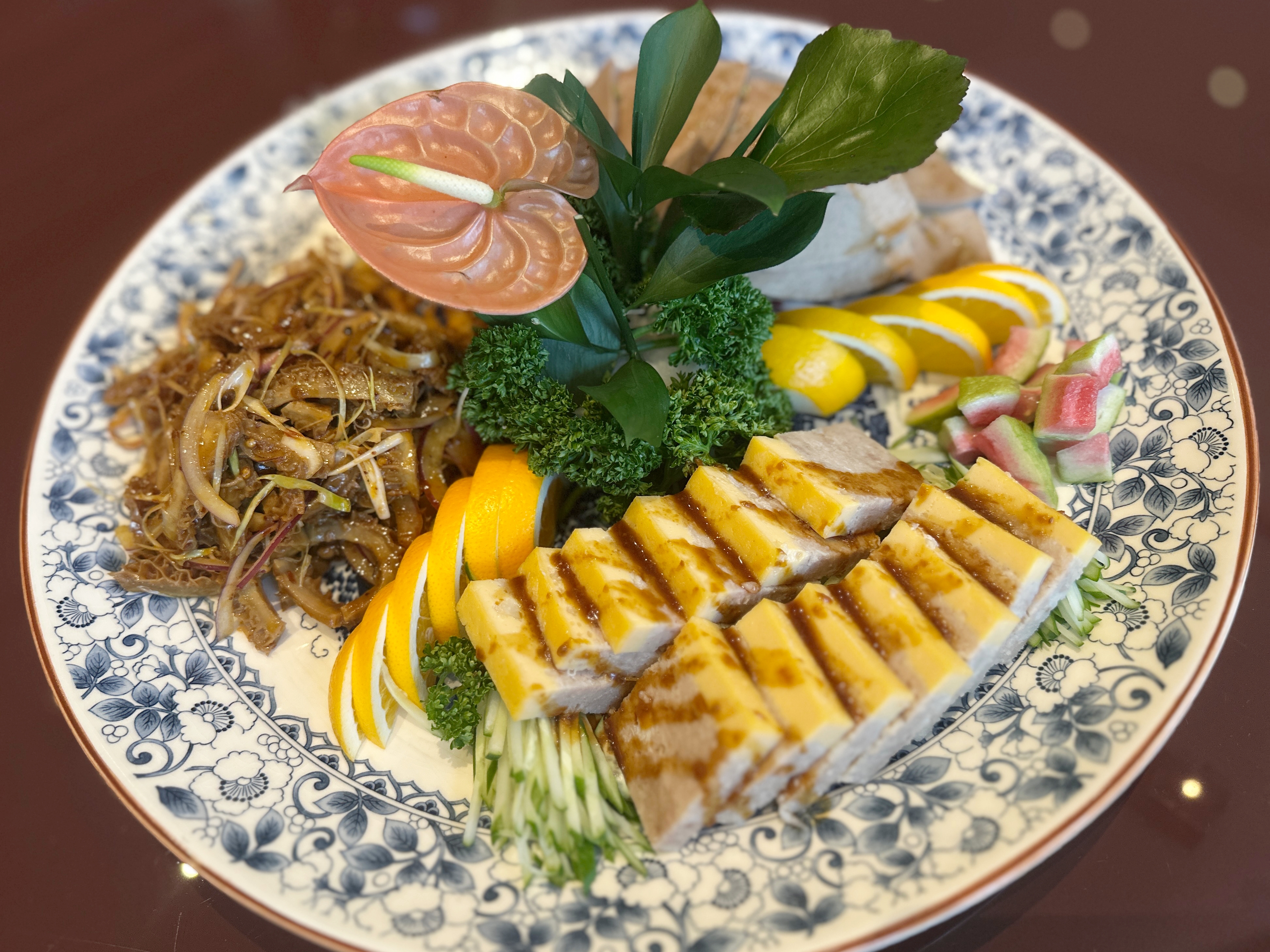 冷食拼盤提供手工蟳肉丸、麻辣金錢肚、醬漬嫩粉肝、炭烤墨魚腸、蒜泥豬腱心、五味嫩軟絲、麻辣金錢肚等台味料理,可六擇三。