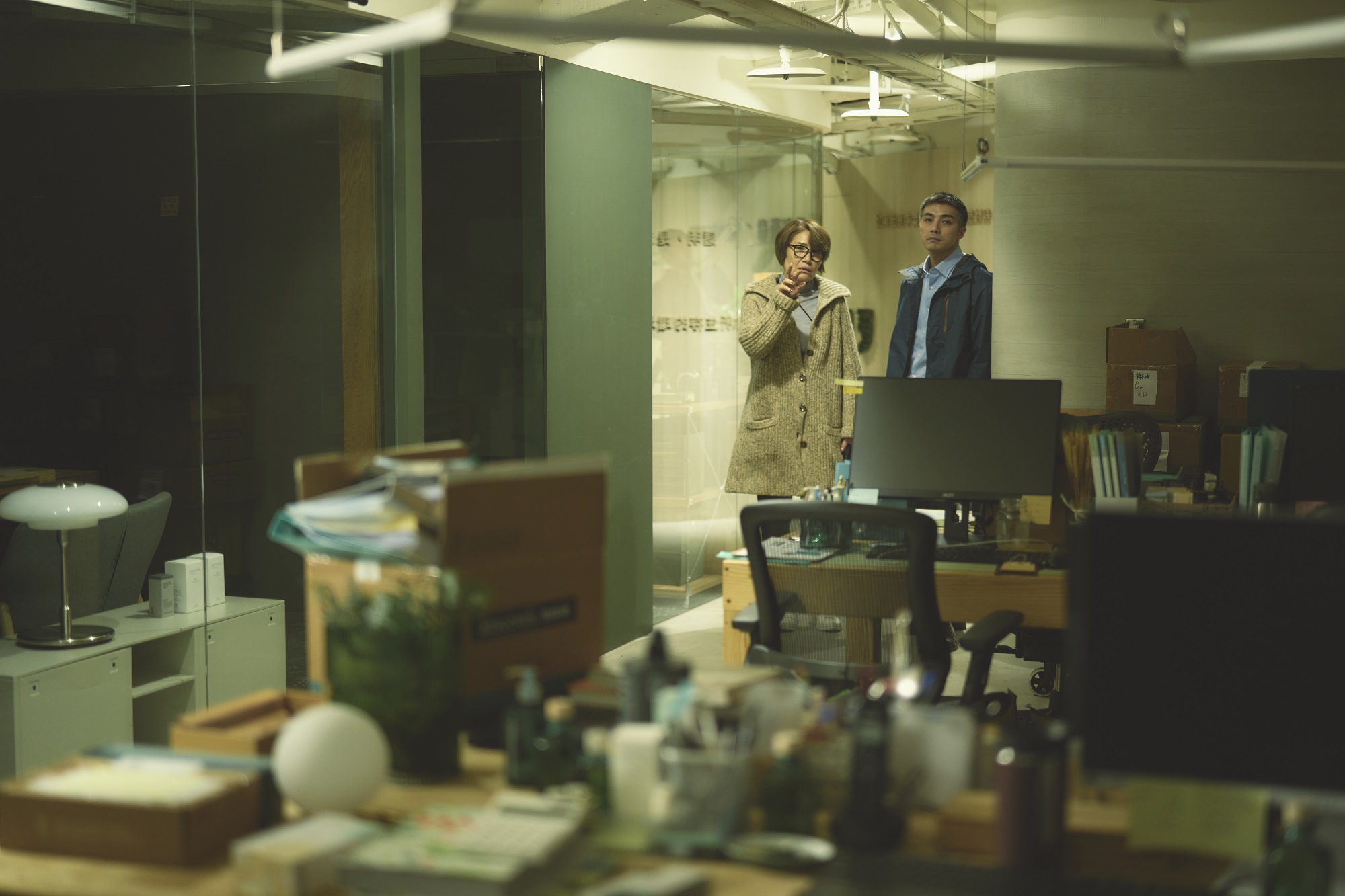 賀軍翔（右）感性詮釋角色，讓編導徐譽庭（左）深受感動。（公視、MyVideo提供）