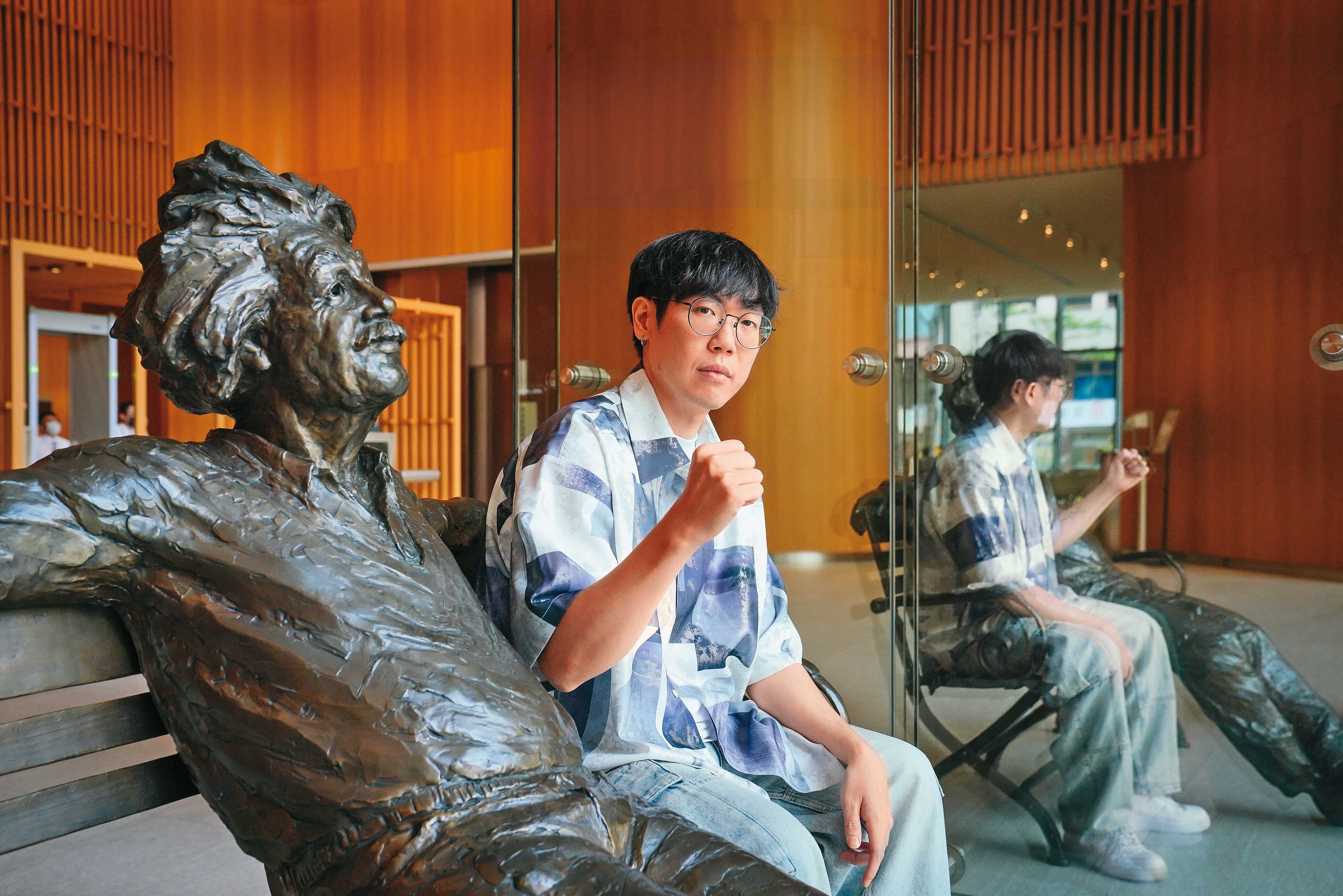 清流君藉由愛因斯坦著名的相對論，提醒自己勿陷入獲利比較的投資陷阱。