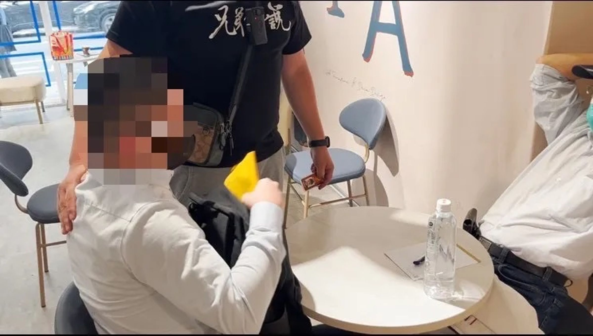 警方逮捕涉嫌詐騙民眾生基位的車手。（新北地檢署提供）