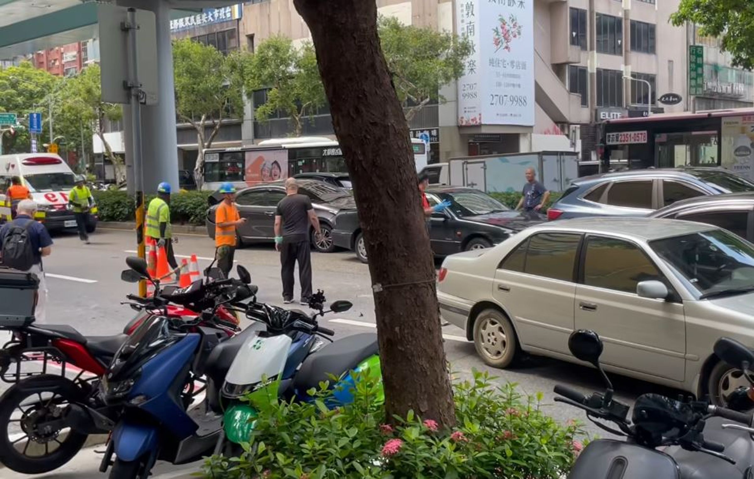北市和平東路連環車禍，肇事男是「無照」上路。（翻攝臉書社團「六張犁居民大小事」）