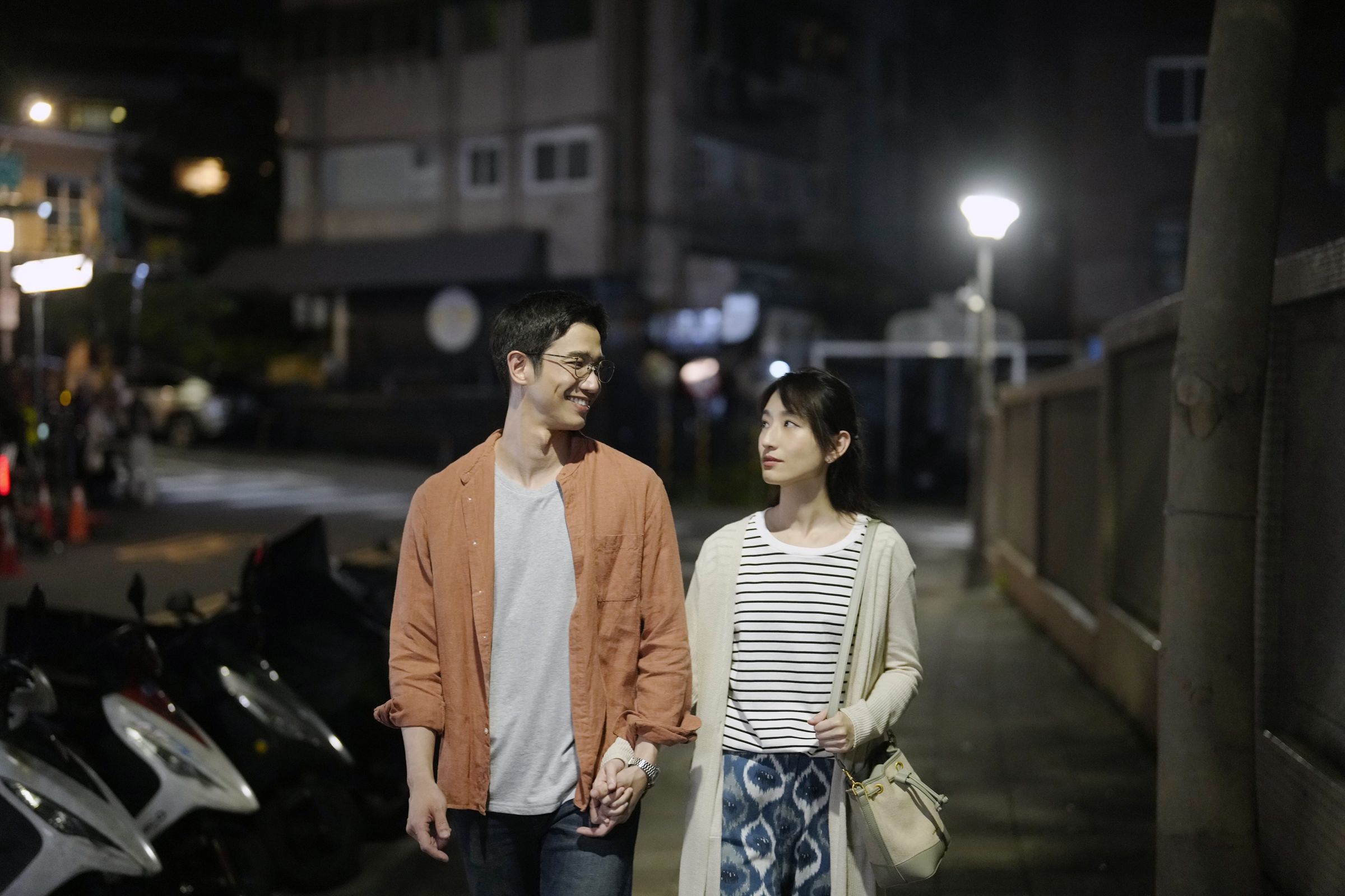 「愛情清醒劇」《童話故事下集》正式預告曝光!柯佳嬿劇中婚內陷3男情感關係。(Netflix提供)