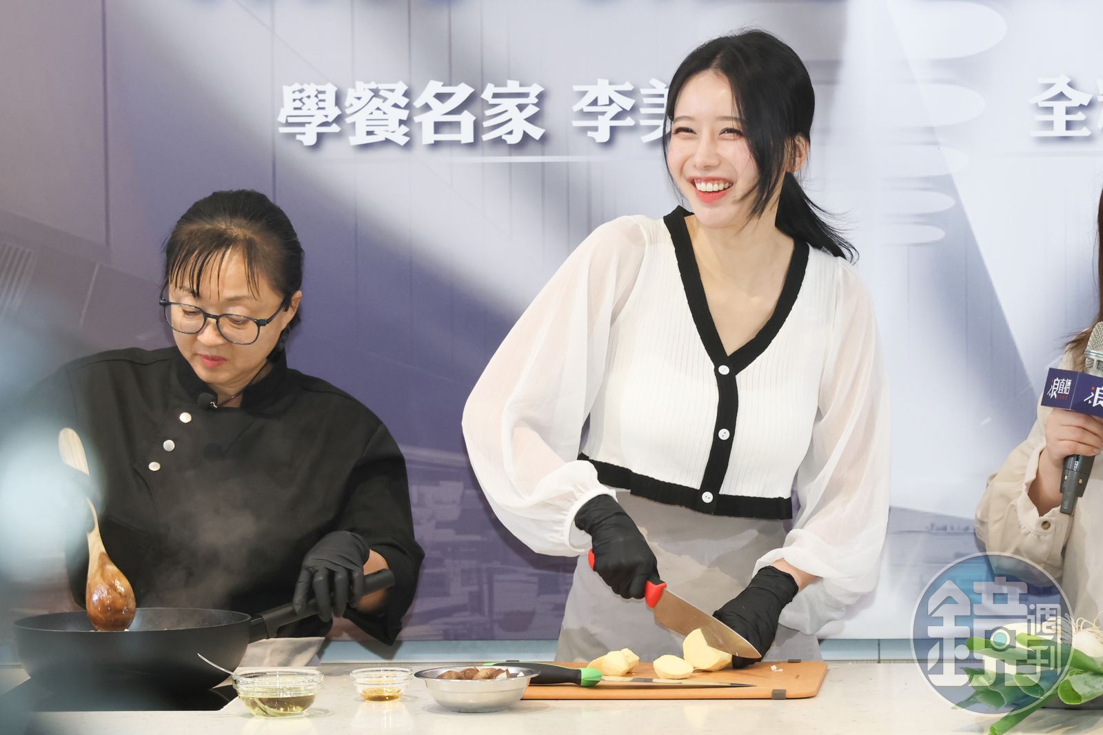 李雅英擔任小幫手,幫忙學餐名家李美英切蔬菜。