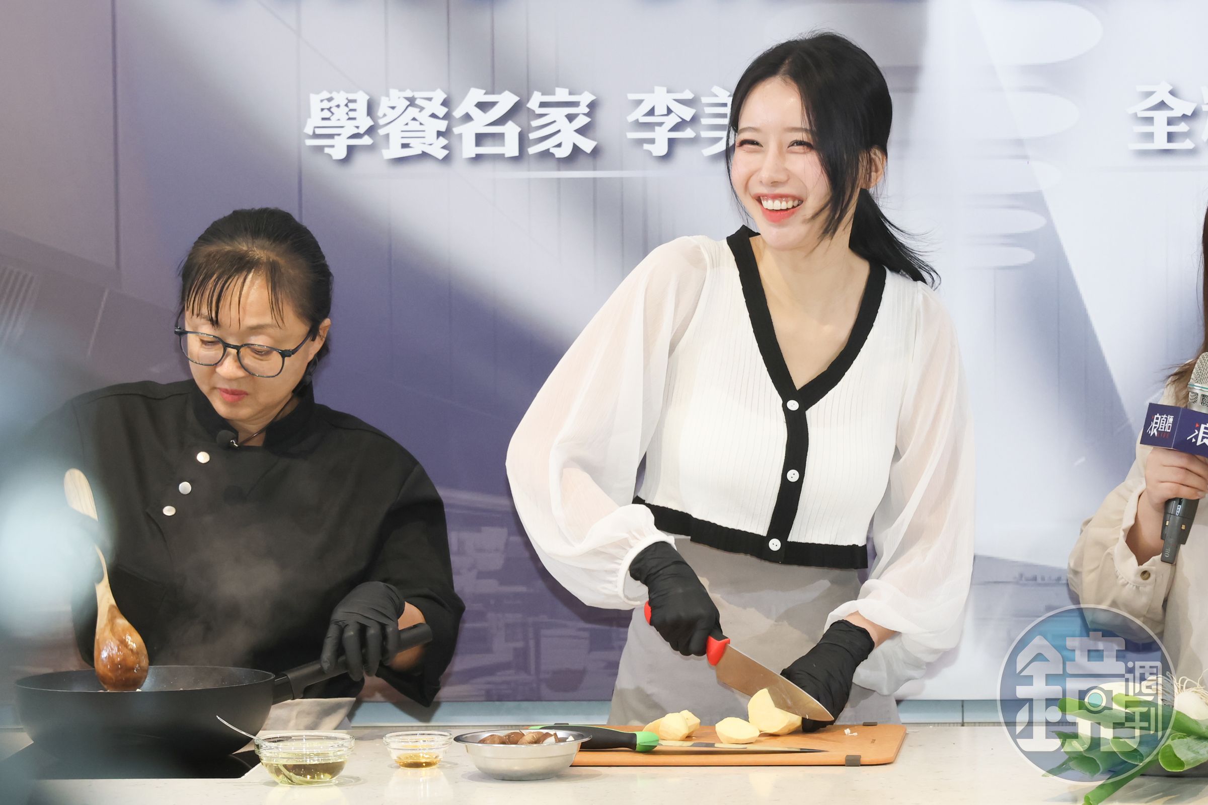 李雅英擔任小幫手，幫忙學餐名家李美英切蔬菜。