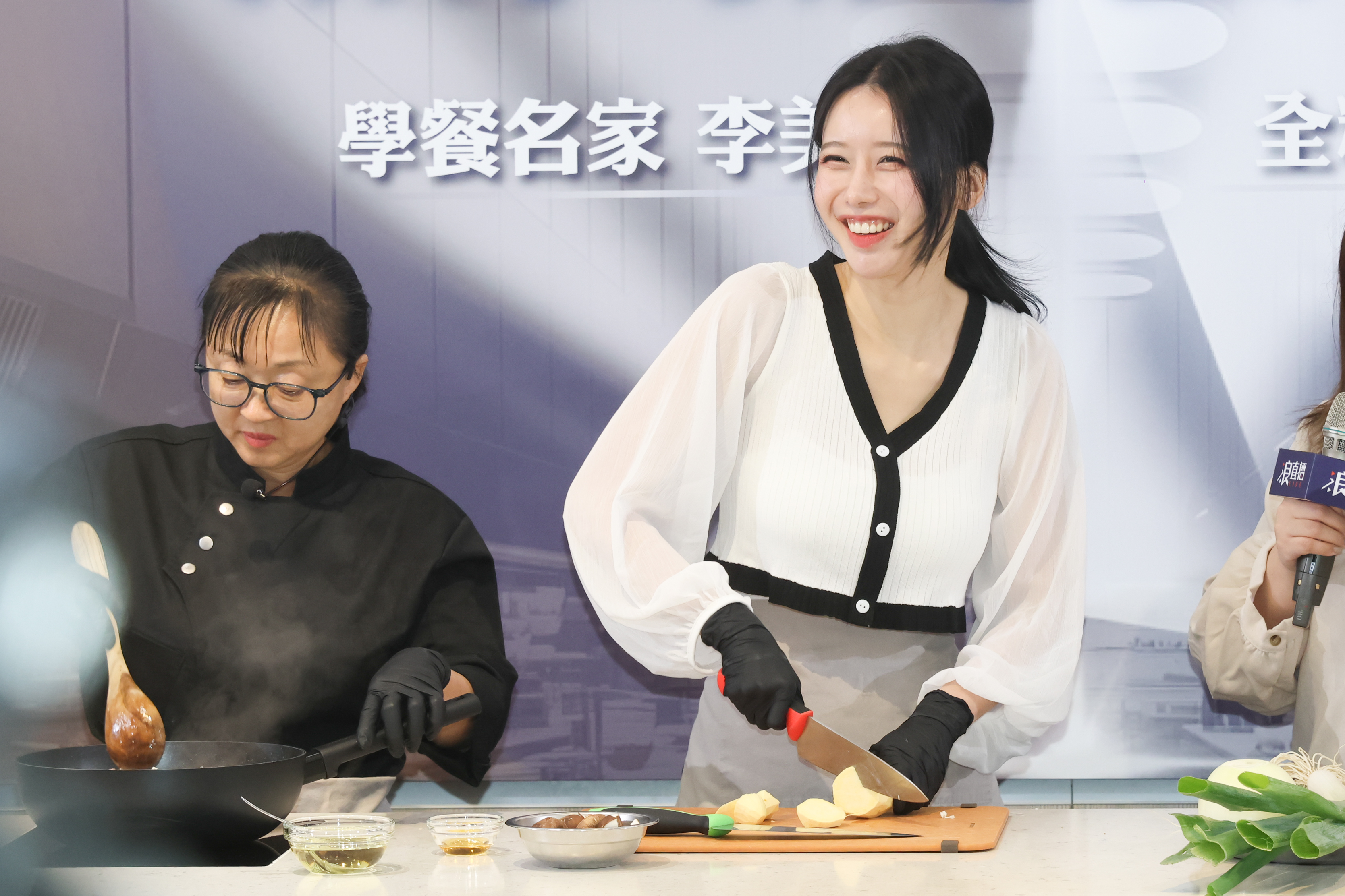李雅英擔任小幫手，幫忙學餐名家李美英切蔬菜。
