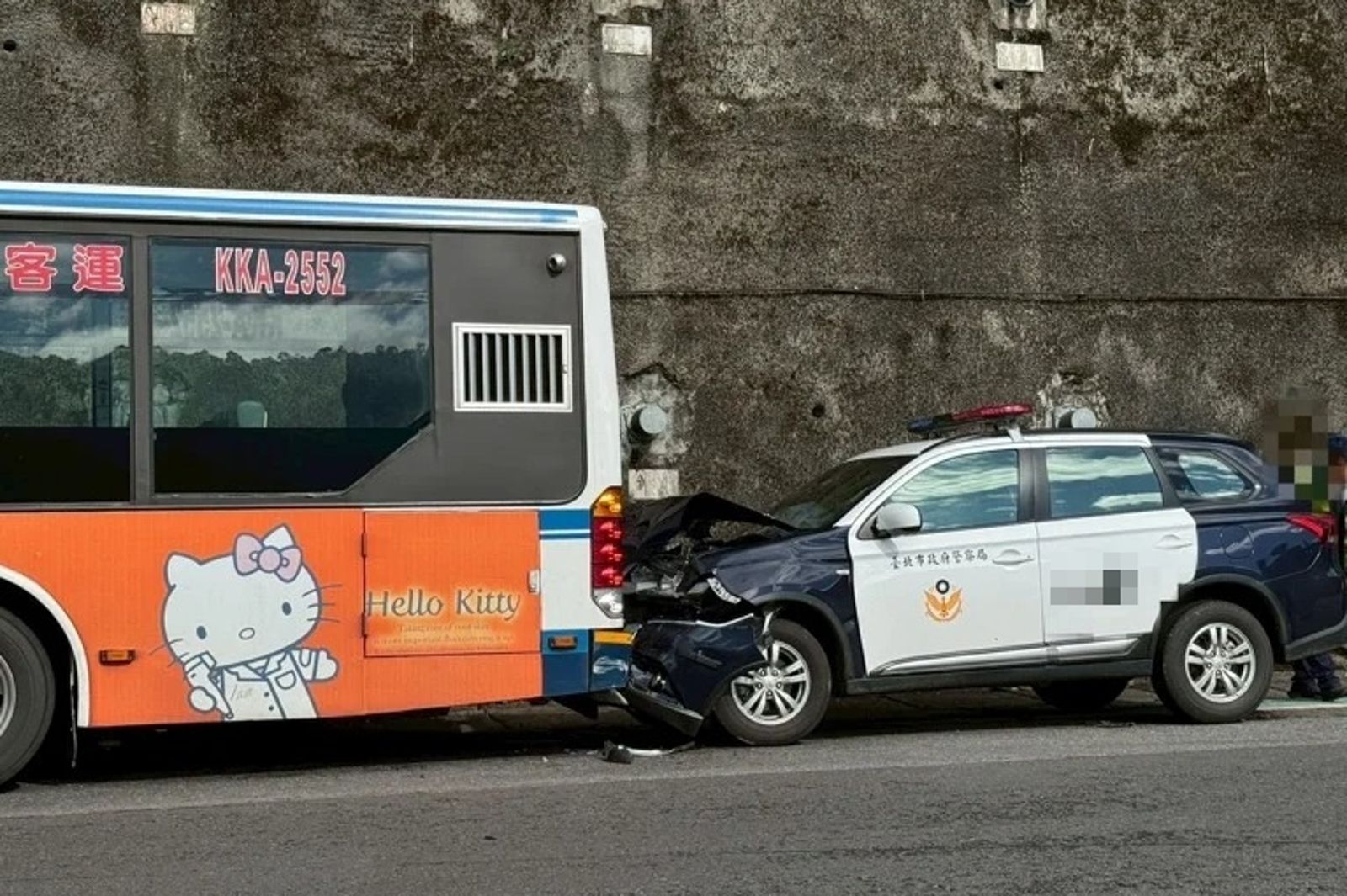 您累了嗎？北市警車追撞違停公車「車頭嚴重變形」　員警疑恍神釀禍