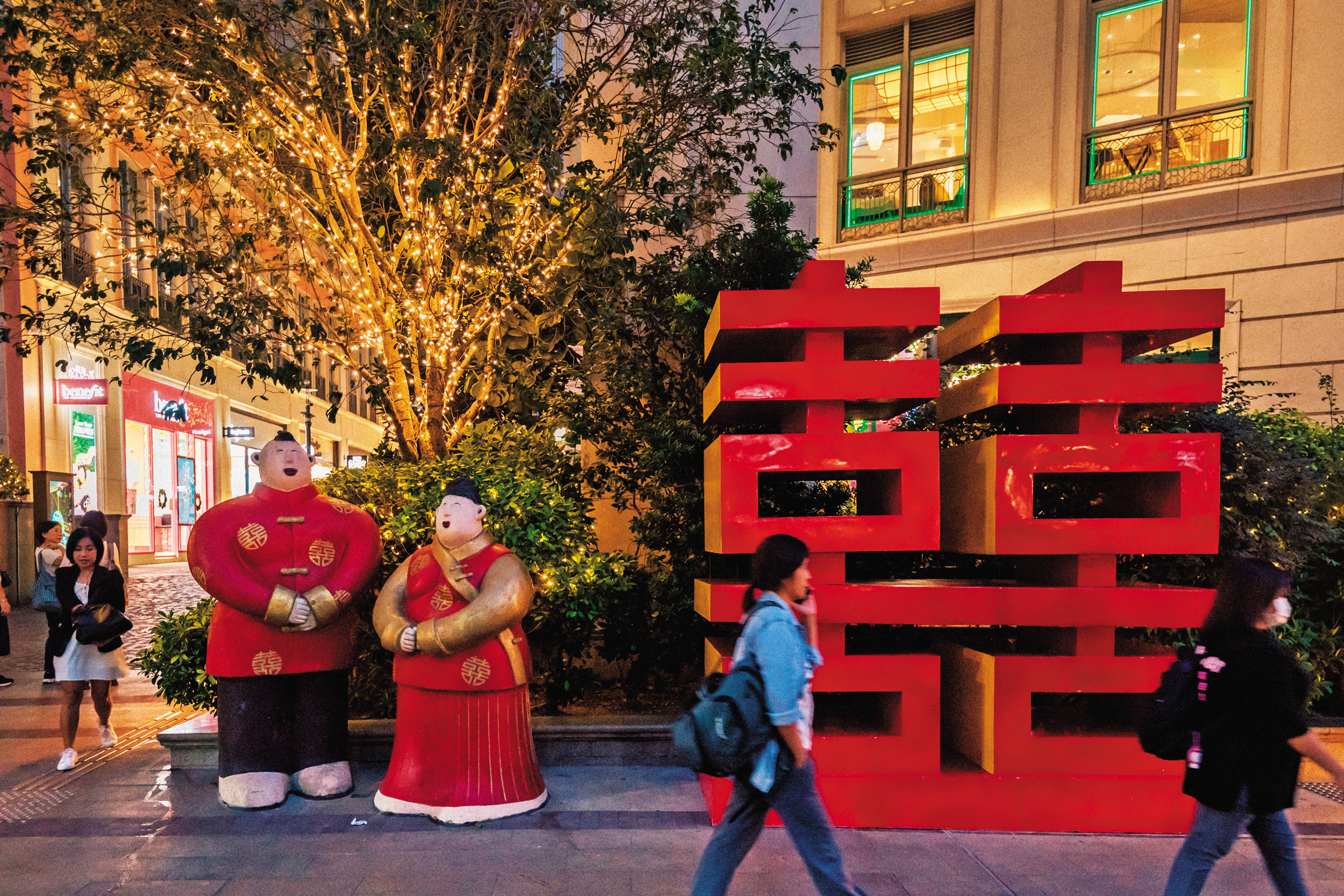 利東街曾是香港婚慶專屬的「囍帖街」，現已重新打造成為交融中西浪漫奇襲的步行街。