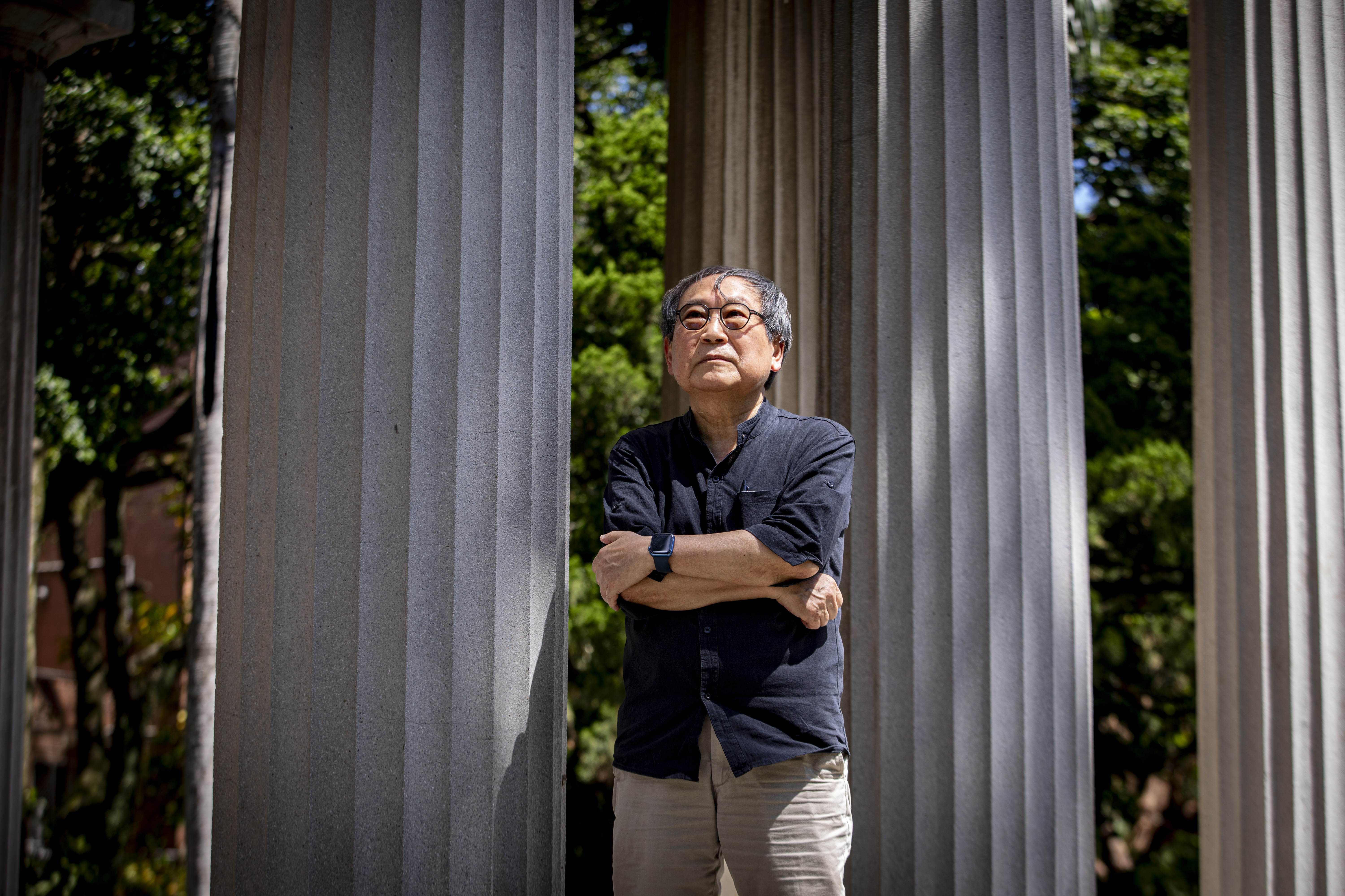 錢永祥和我們到台大拍照。他走路大概習慣看路，一眼看出死在路上的動物死屍。