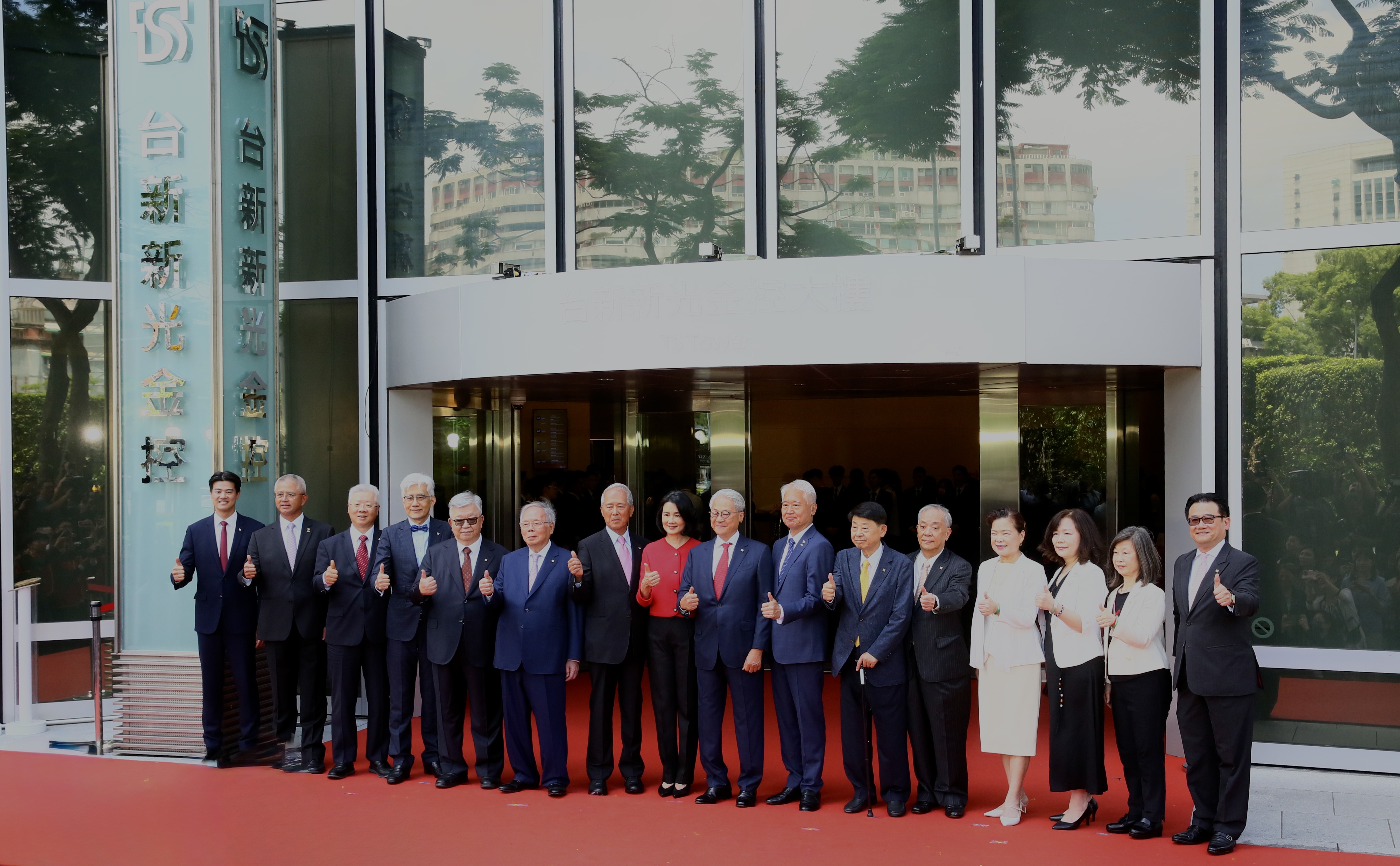 歷經種種風波，7月24日台新新光兩家金控正式合併揭牌，合併後將建立均衡的盈利組合，總資產規模將達8.58兆元，將躋身國內第四大金控。