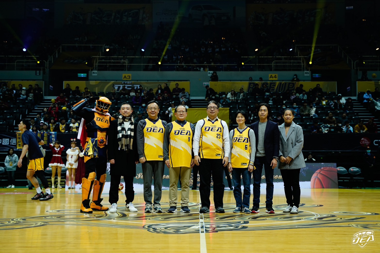 中信特攻邀法務部政次黃世杰開球，傳達共同打擊詐騙、拒絕毒品理念。（中信特攻提供）