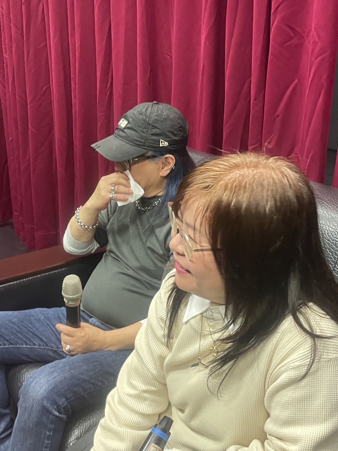 潘重威(左)講到張雨生車禍過往,還一度哭了,右為她的經紀人老婆Amee。(台北海大提供)