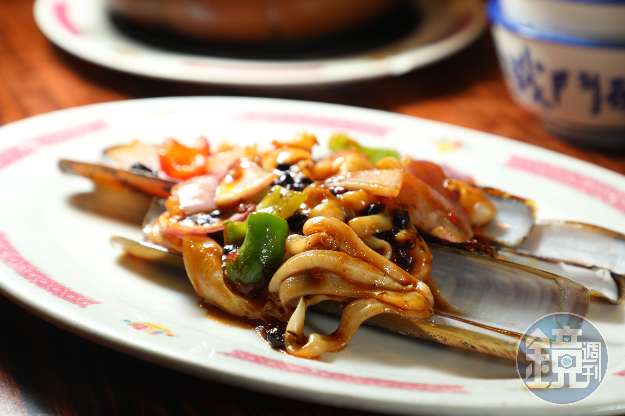 粵菜經典的「豉椒炒蟶子皇」,能嘗到新鮮蟶子的爽滑肉質與豉椒醬的鹹香帶勁。(港幣168元/份,約NT$648)