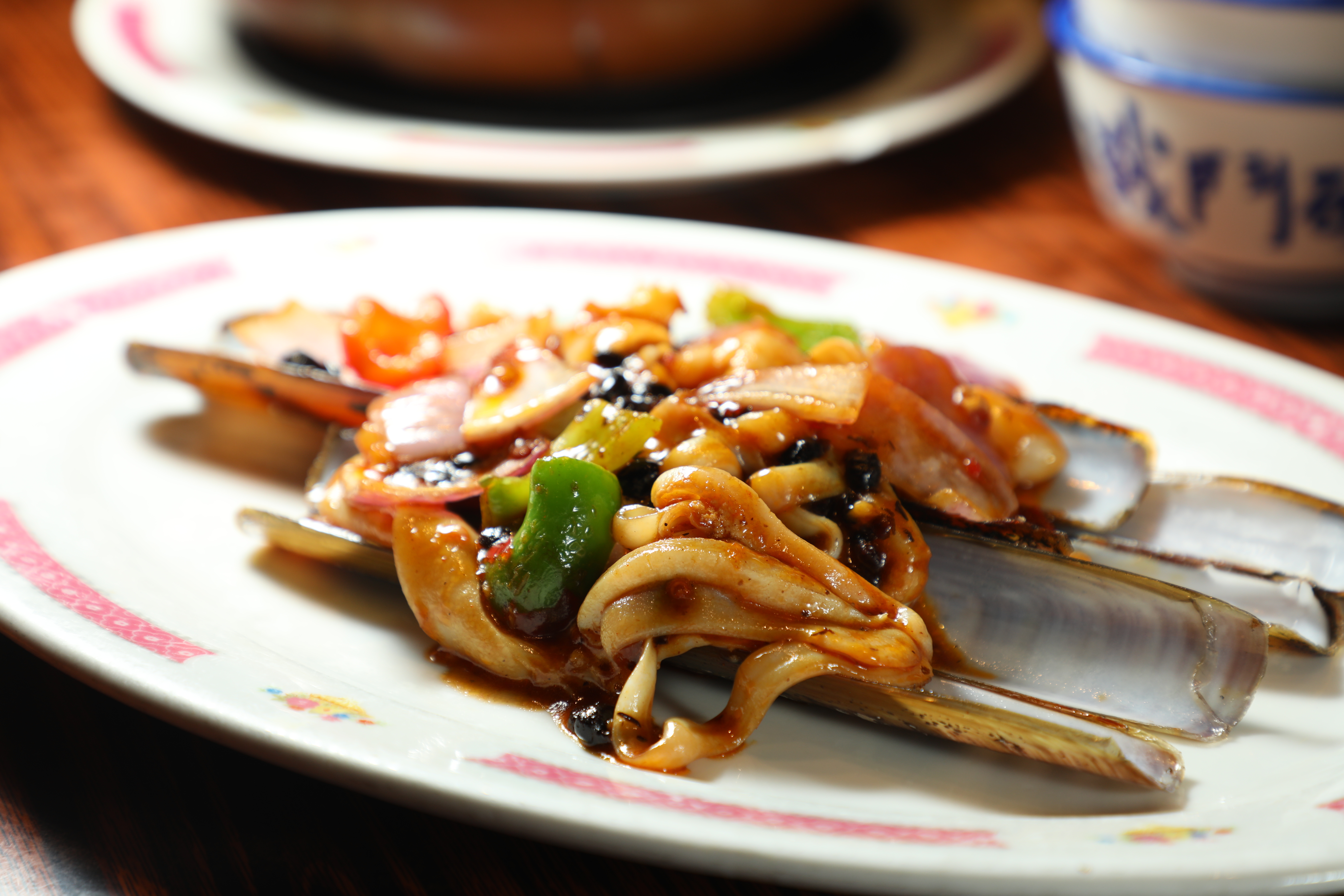粵菜經典的「豉椒炒蟶子皇」，能嘗到新鮮蟶子的爽滑肉質與豉椒醬的鹹香帶勁。（港幣168元／份，約NT$648）