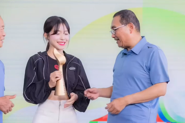 侯友宜見李多慧拿獎盃，表示自己也想拿一下。（翻攝侯友宜IG）