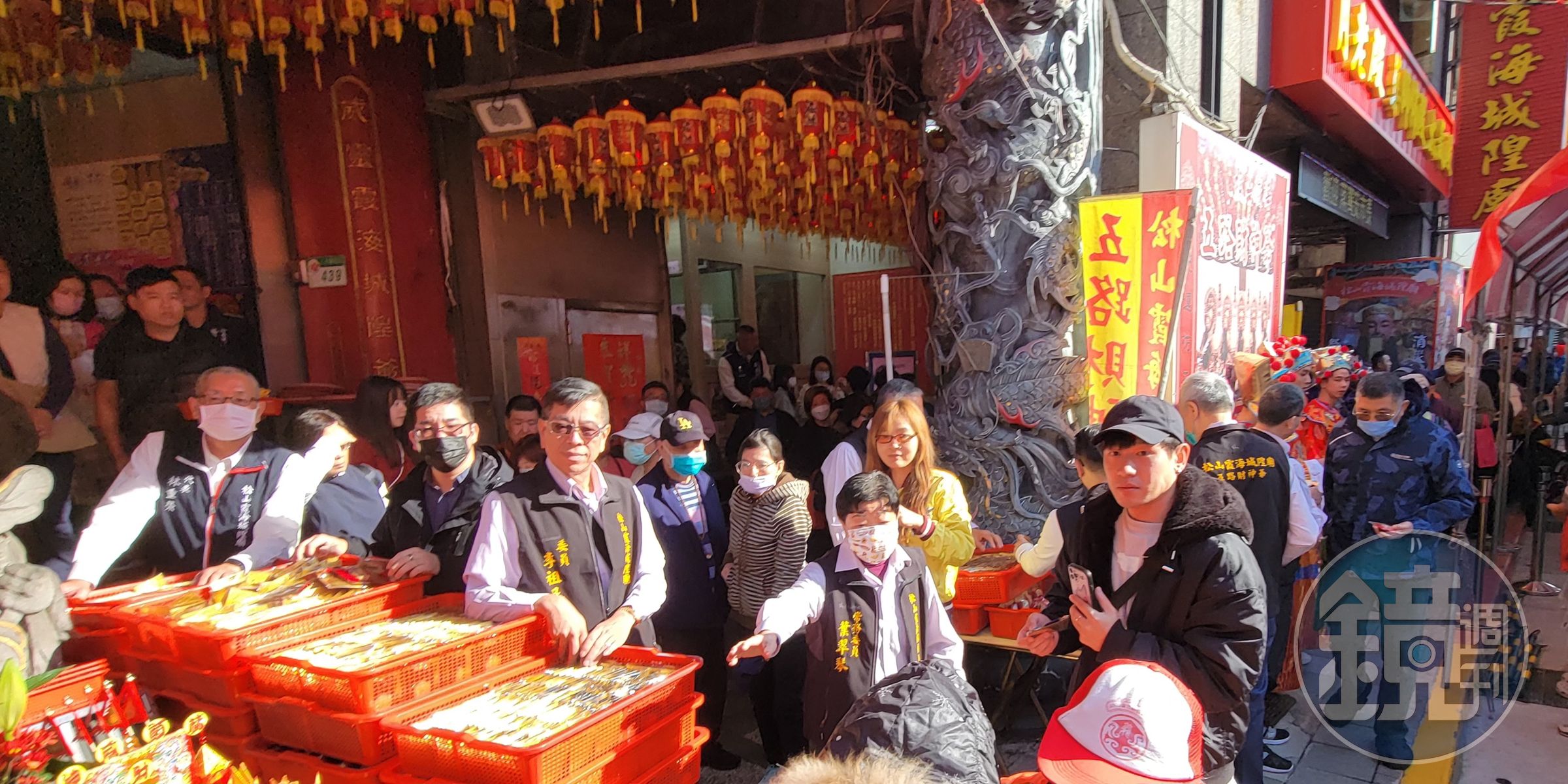 台北市松山霞海城隍廟上午9點15分吉時,迎接五路財神。