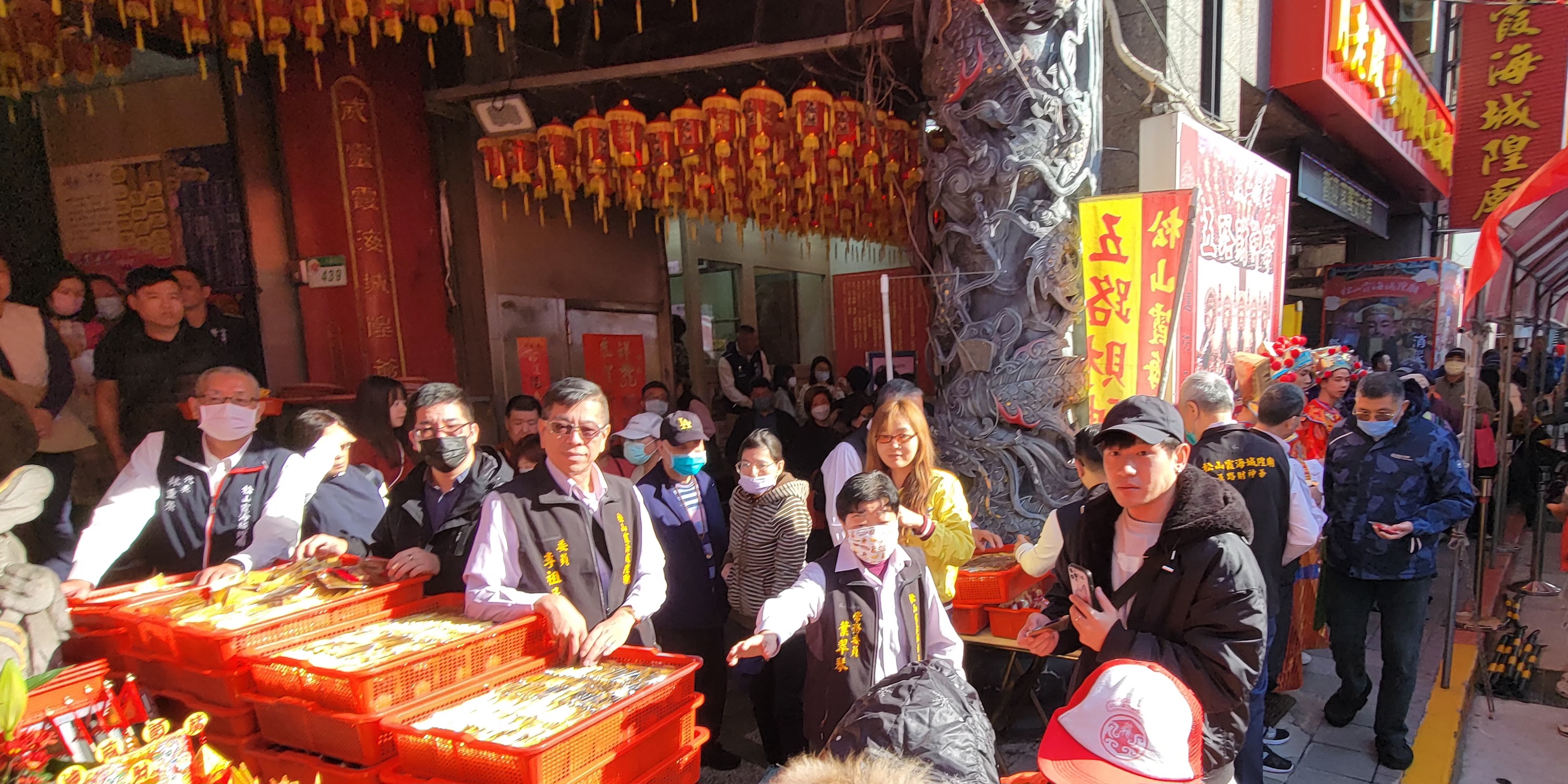 台北市松山霞海城隍廟上午9點15分吉時,迎接五路財神。