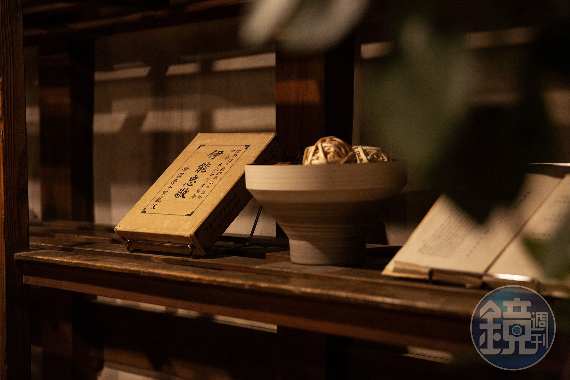2樓書架上擺著第一位繪製出完整日本地圖的測量大師伊能忠敬的書籍。