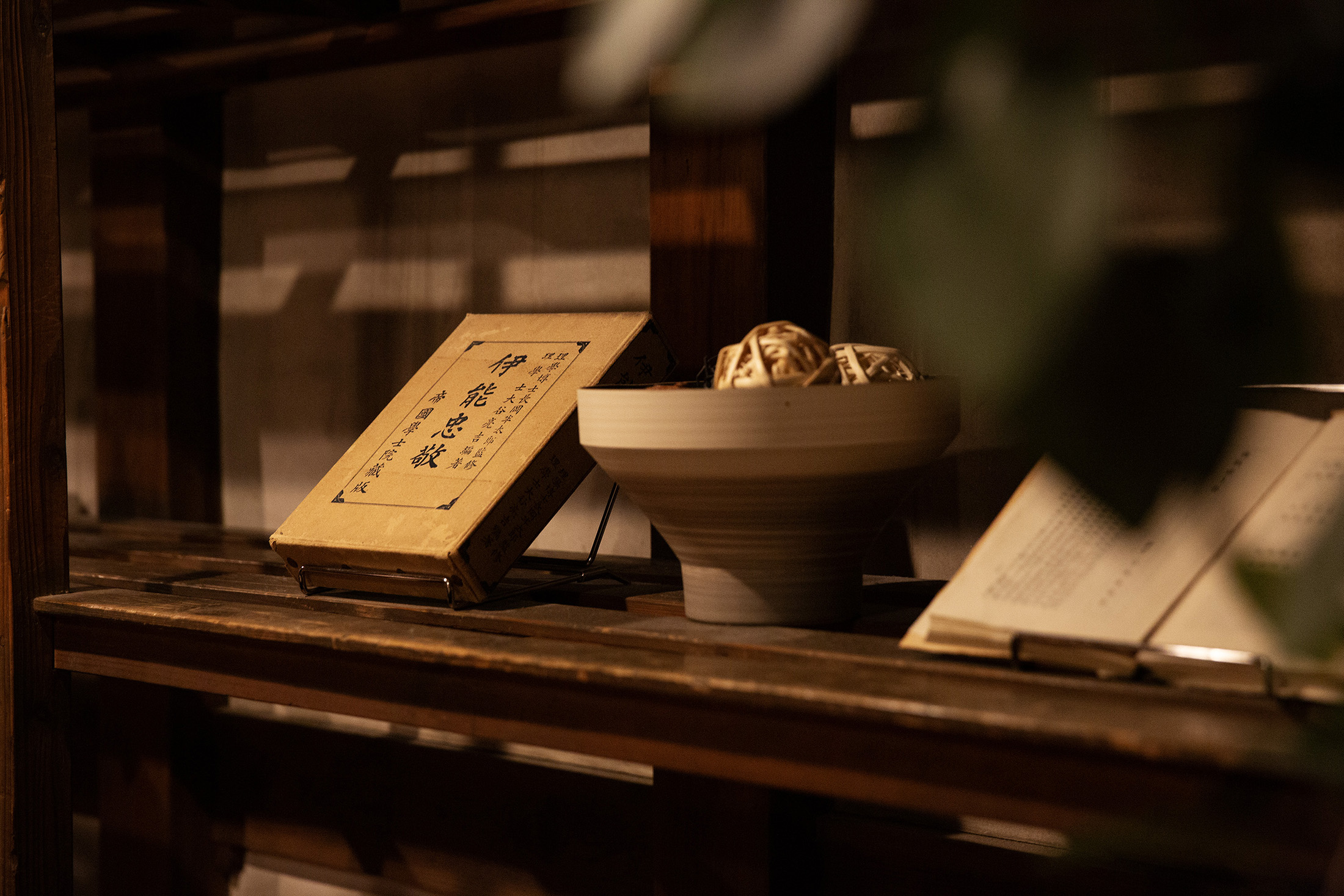 2樓書架上擺著第一位繪製出完整日本地圖的測量大師伊能忠敬的書籍。
