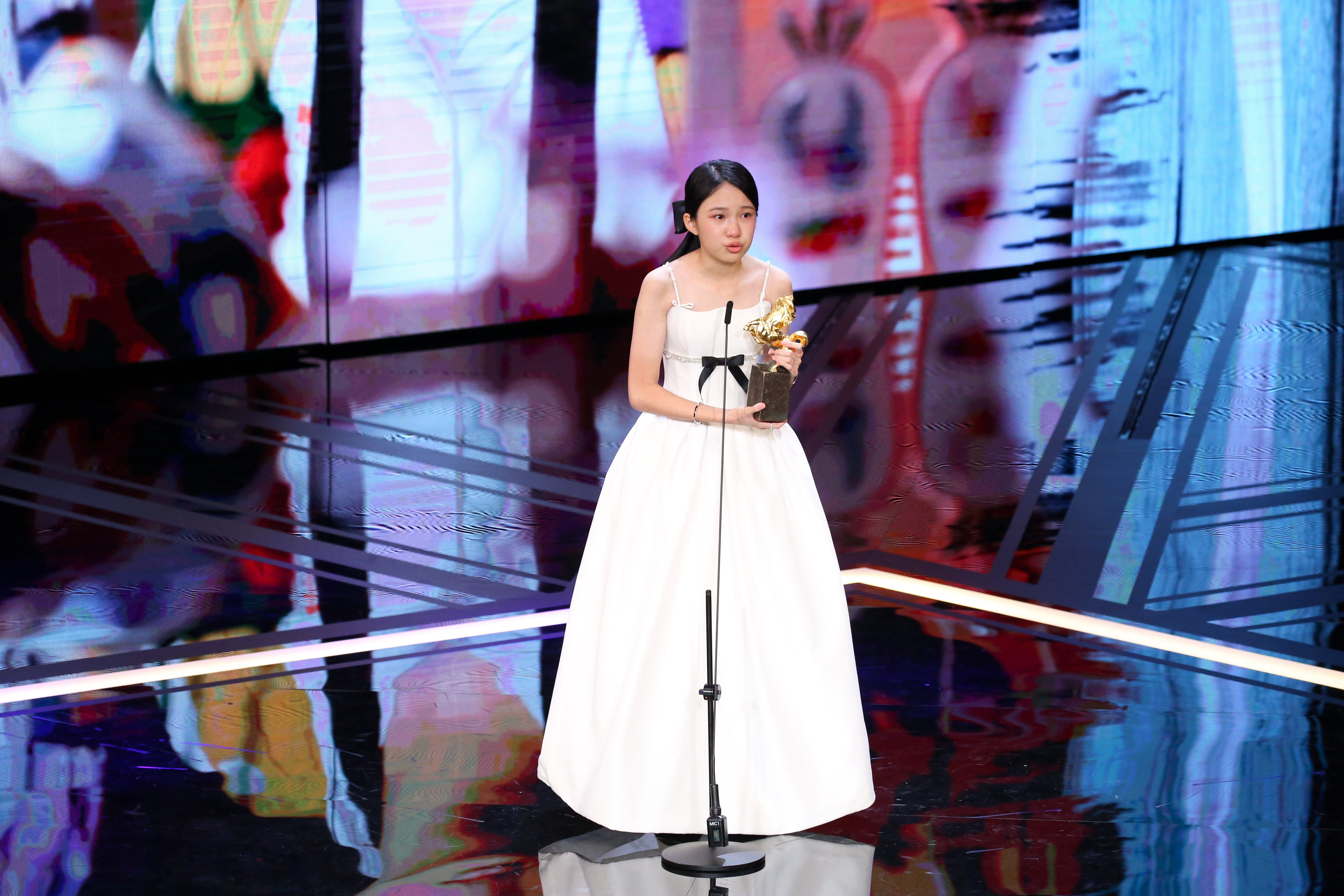 林品彤上台領獎時，儘管情緒激動，也能有條不紊，流暢說出得獎感言，比許多大人還鎮定。（本刊資料照）