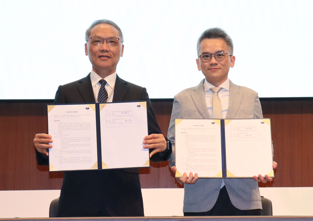 慈濟基金會顏博文執行長、強大軟體科技陳光熹總經理互為代表簽約。（慈濟基金會提供）