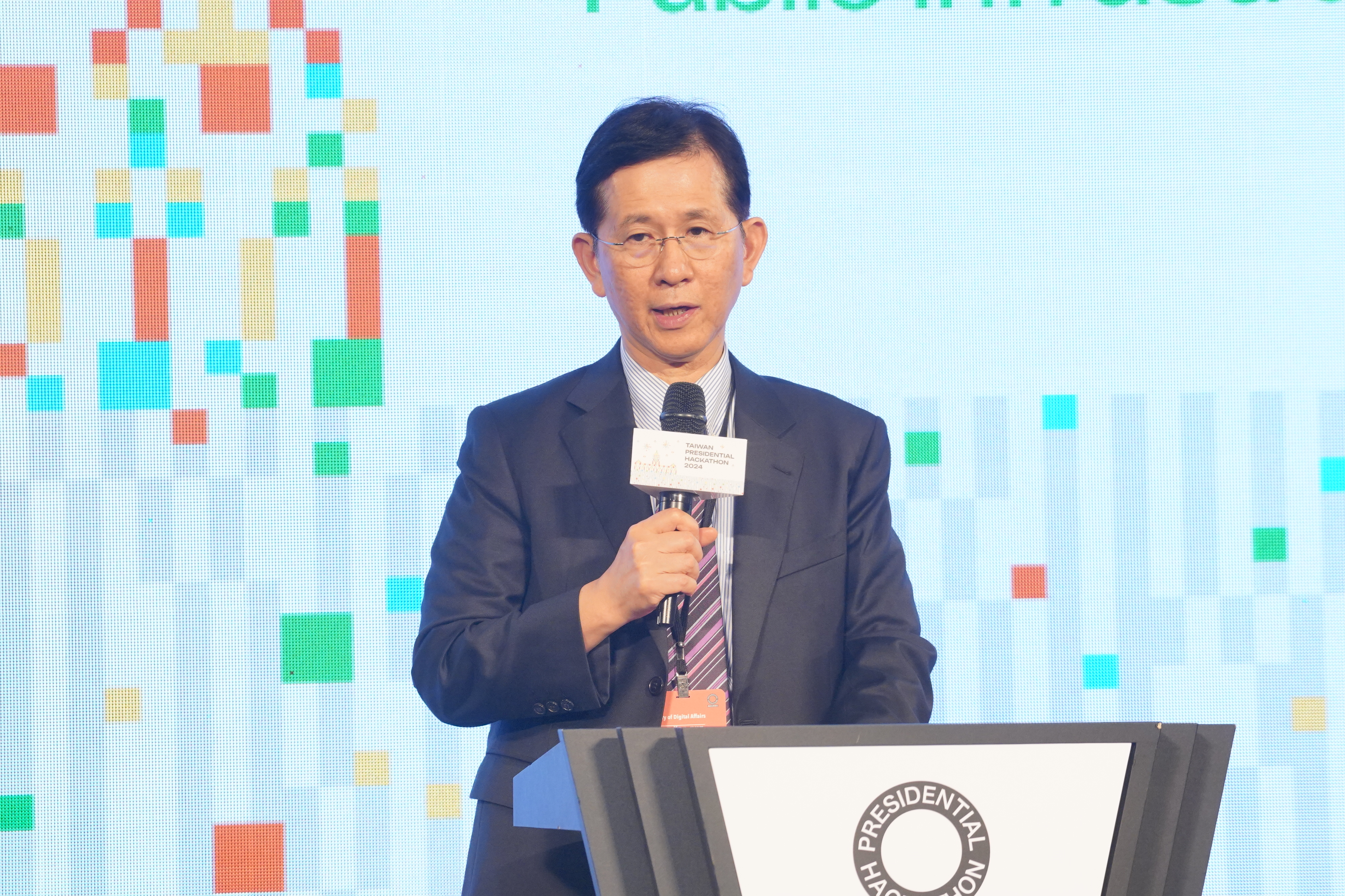 面對微軟全球大當機，數發部長黃彥男指出，未來政府重要服務上雲不會只依賴單一公有雲供應商。（本刊資料照）