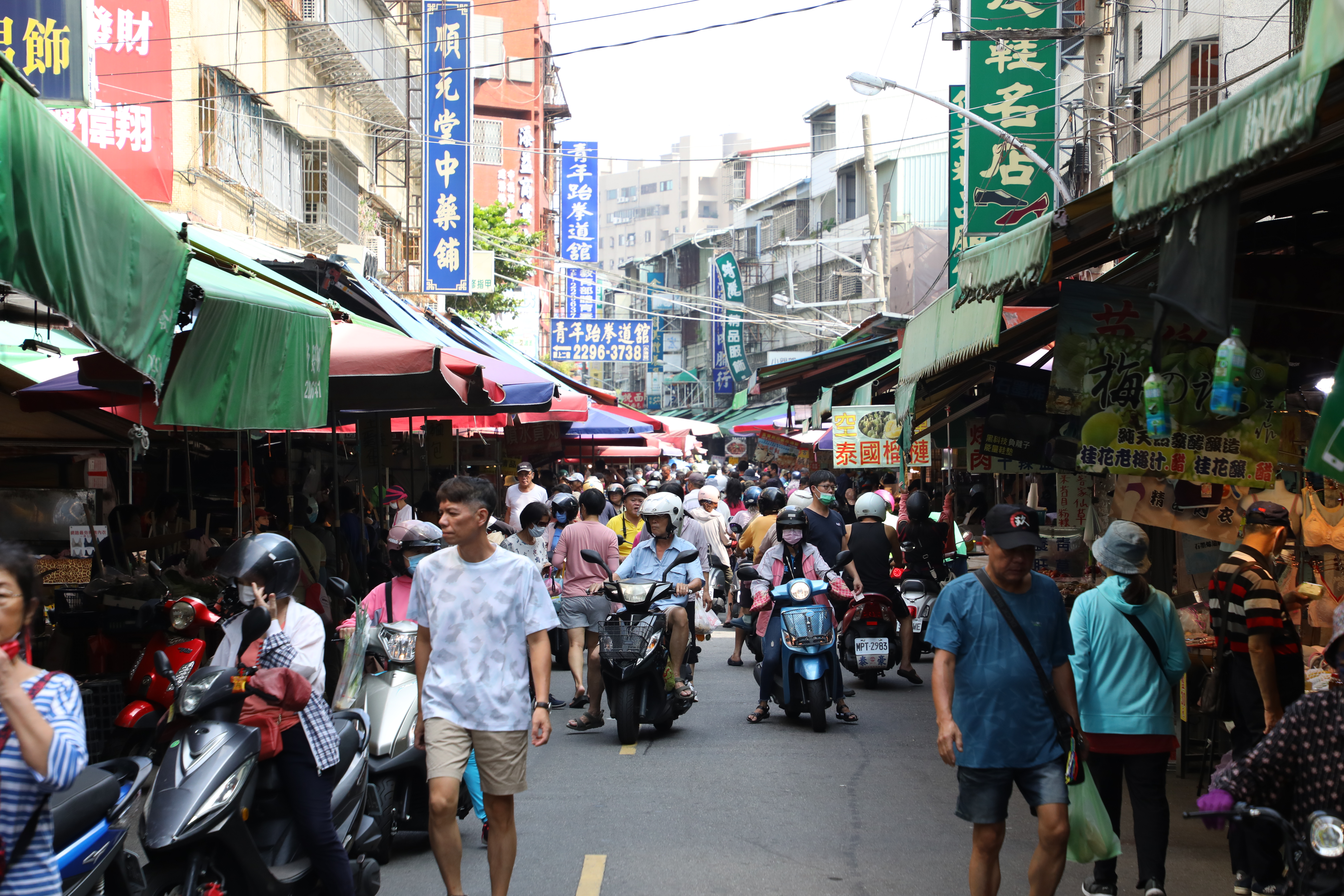 台中水湳市場有齊全的生鮮食材、雜貨用品、服飾和小吃，是在地婆婆媽媽採買的好去處。