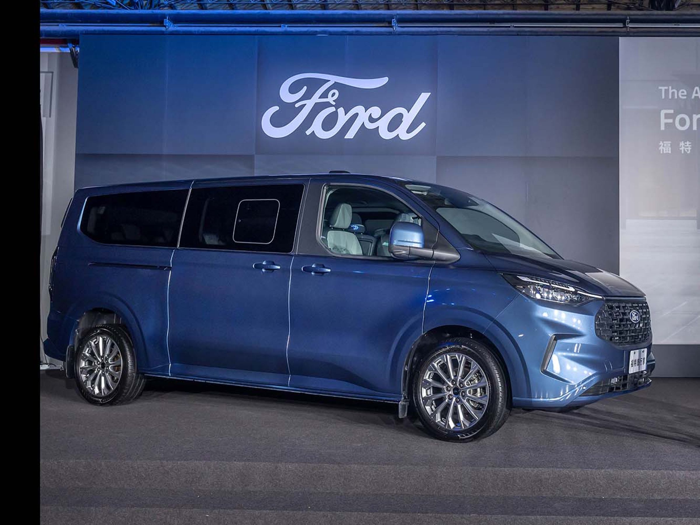 全新世代旅行家外觀一改商務廂型車傳統方正的既定身型。