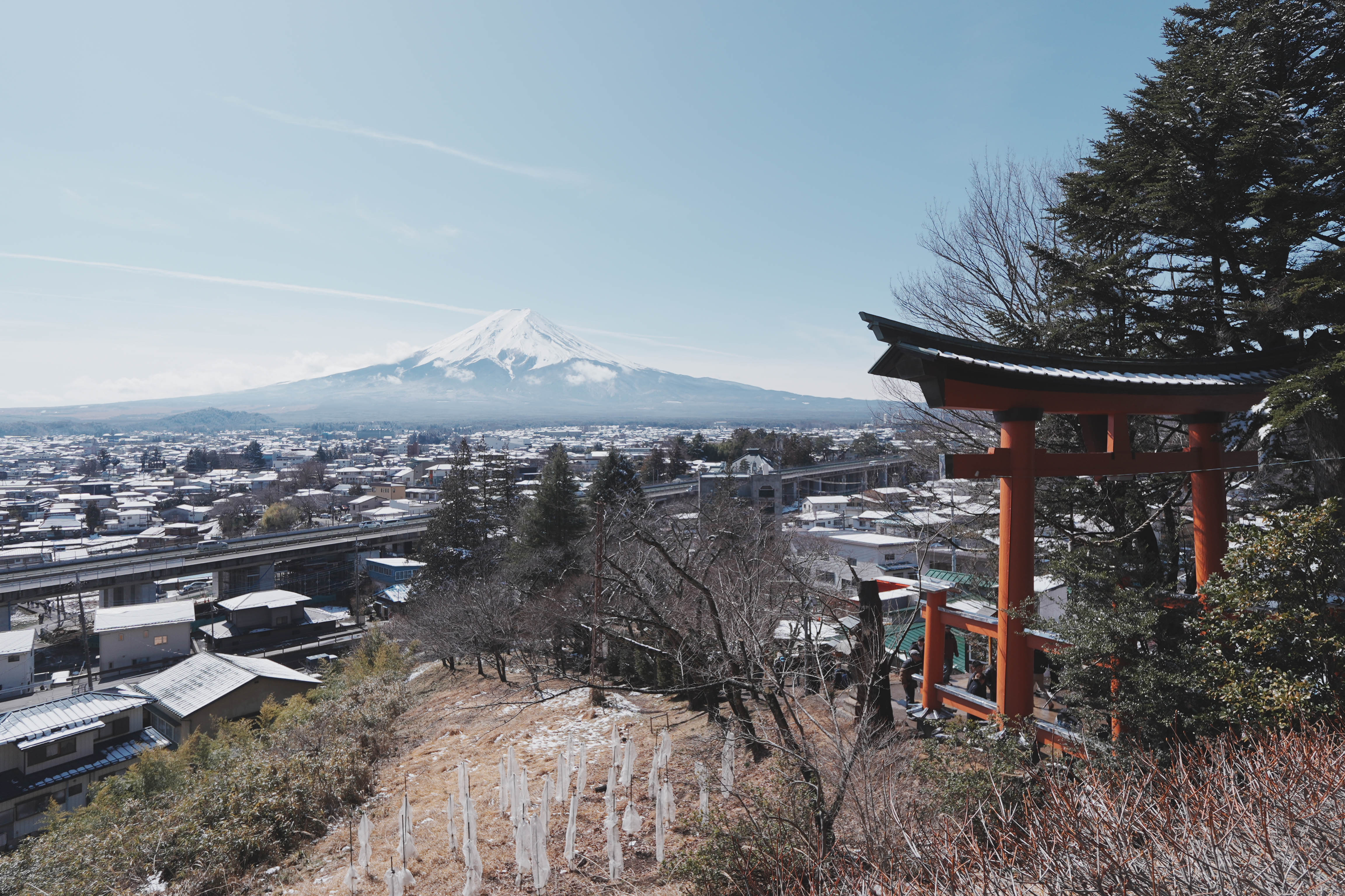 富士山這幾年出現不過夜「彈丸登山」等亂象，山梨縣政府已出手要解決這類「觀光公害」。（示意圖）