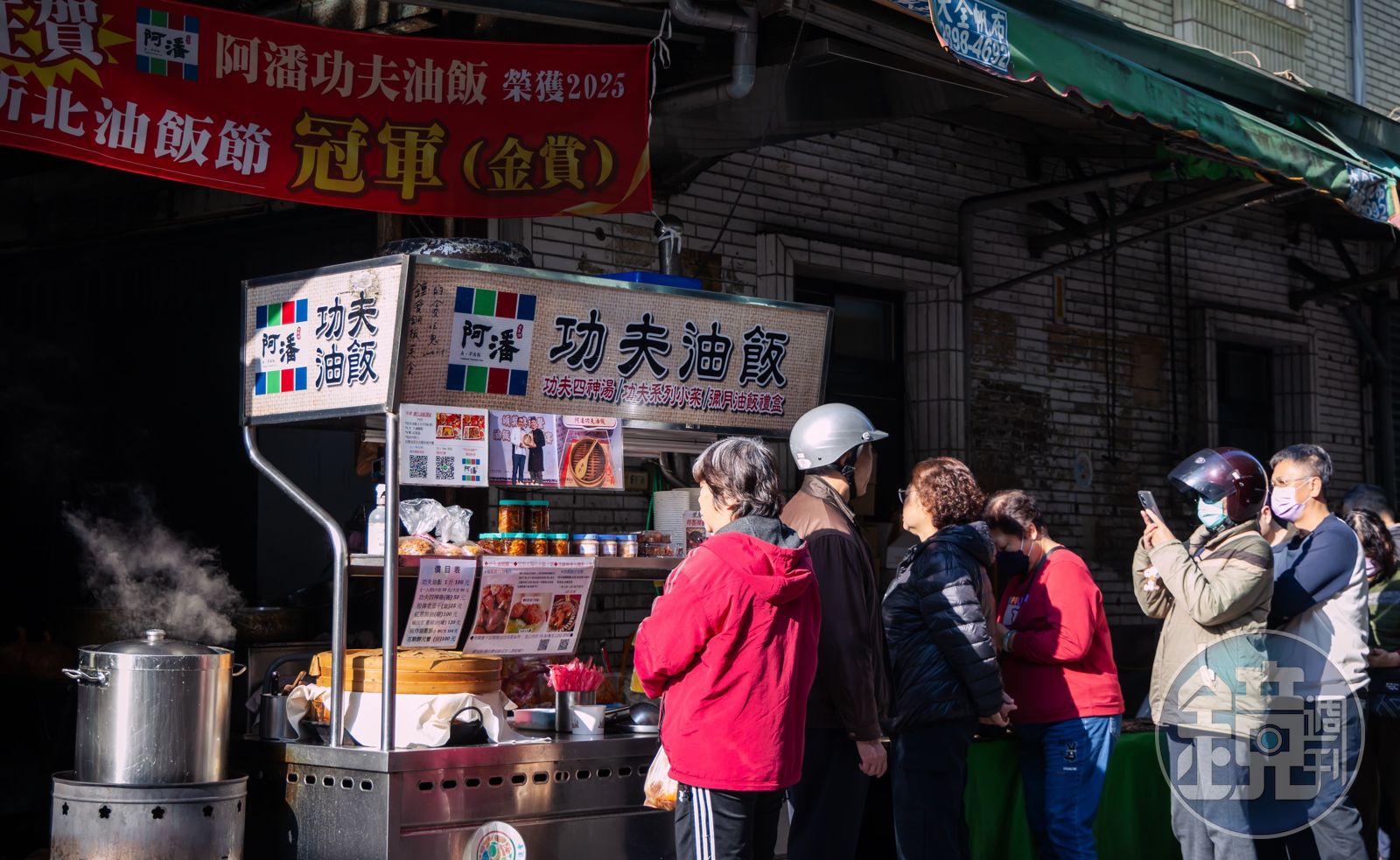 得到油飯節冠軍後，早上8點半還沒開賣，攤位前就已出現排隊人龍。為公平起見，陳政任不再讓人預訂。