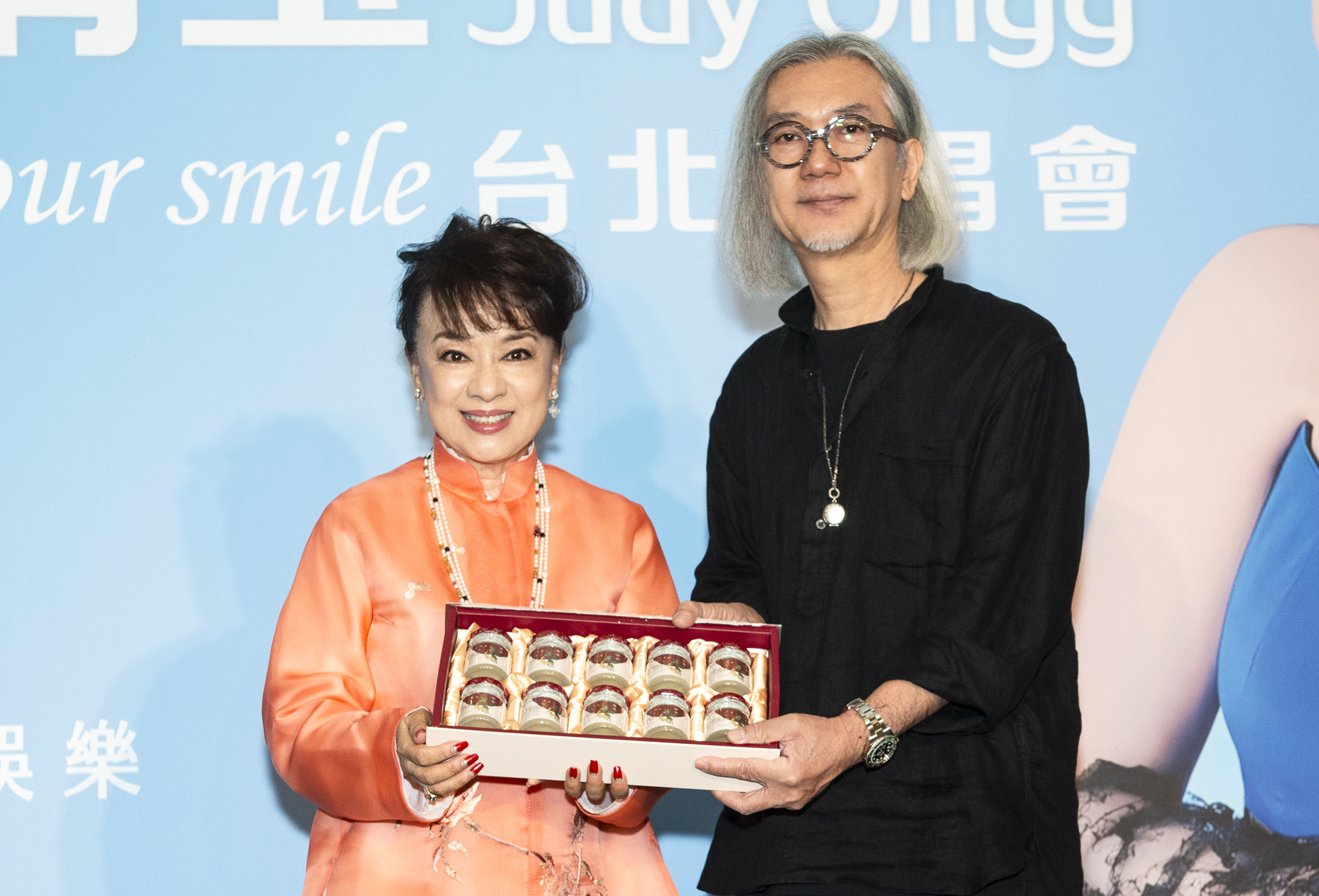 大大國際娛樂總經理李明智送上燕窩讓翁倩玉能保持最佳狀態。（大大娛樂提供）