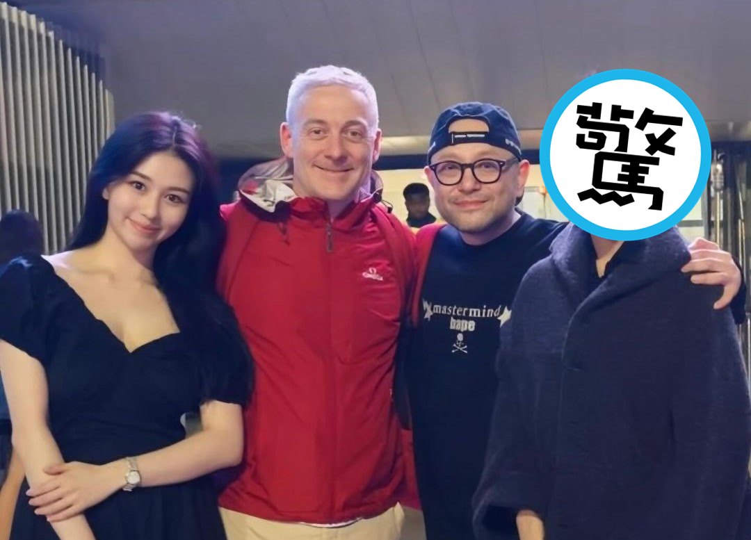 邱淑貞（右）與老公沈嘉偉（右二）、大女兒沈月（左）到巴黎奧運觀賽。（翻攝yuetyuetxx IG）