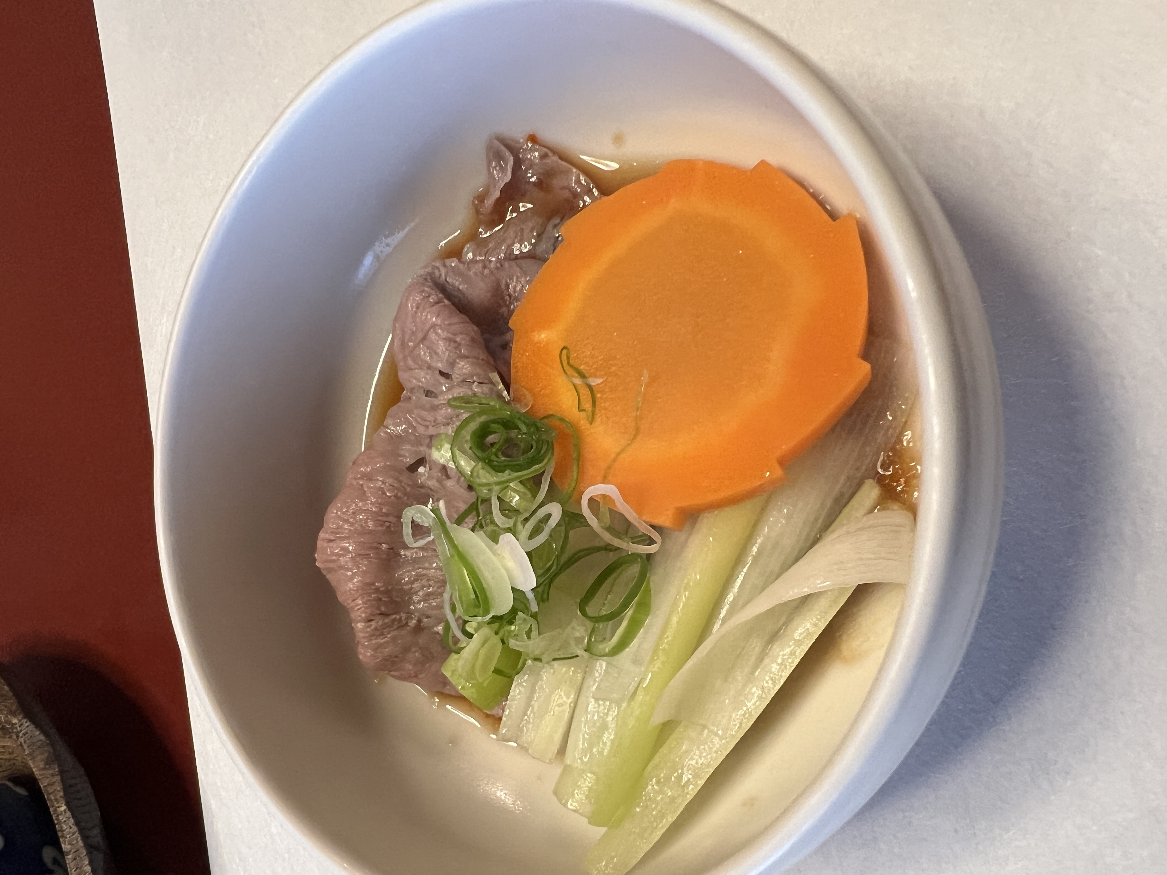 涮涮鍋的肉切得較薄,能吃比較多片肉,清爽度也比較高。