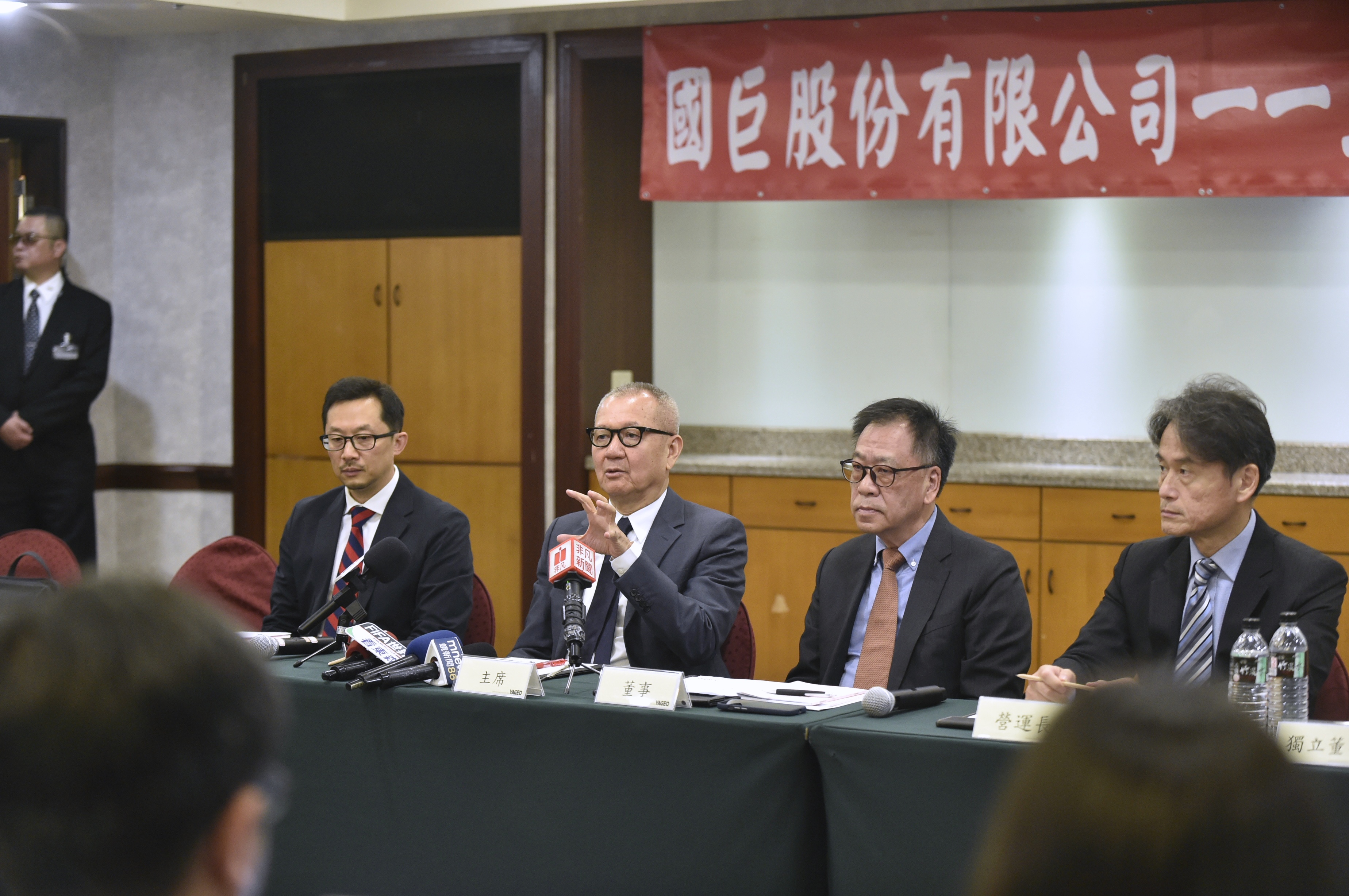 國巨5月舉行股東會時，董事長陳泰銘剛成為台灣新首富，沒想到最近一個月股價腰斬。