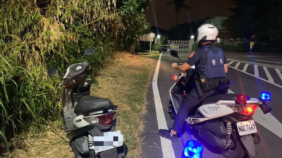 警方發現梁男的機車停在鳳山水庫門口。(翻攝畫面)