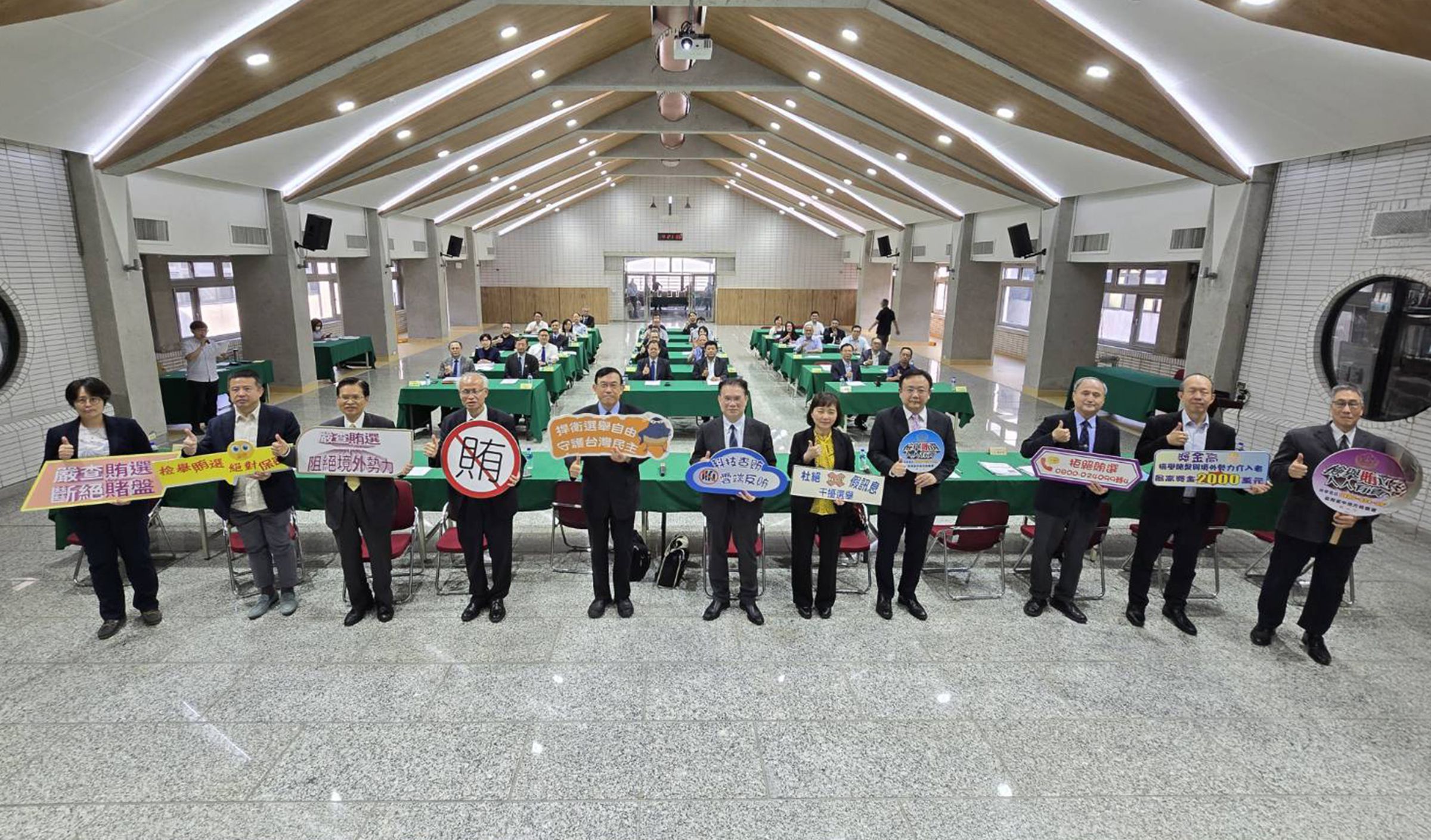 台中高分檢今日邀集中央選舉委員會、檢、警、調、廉、移召開中部地區罷免查察座談會,針對本次罷免投票特性,研擬因地制宜查察策略。(最高檢提供)