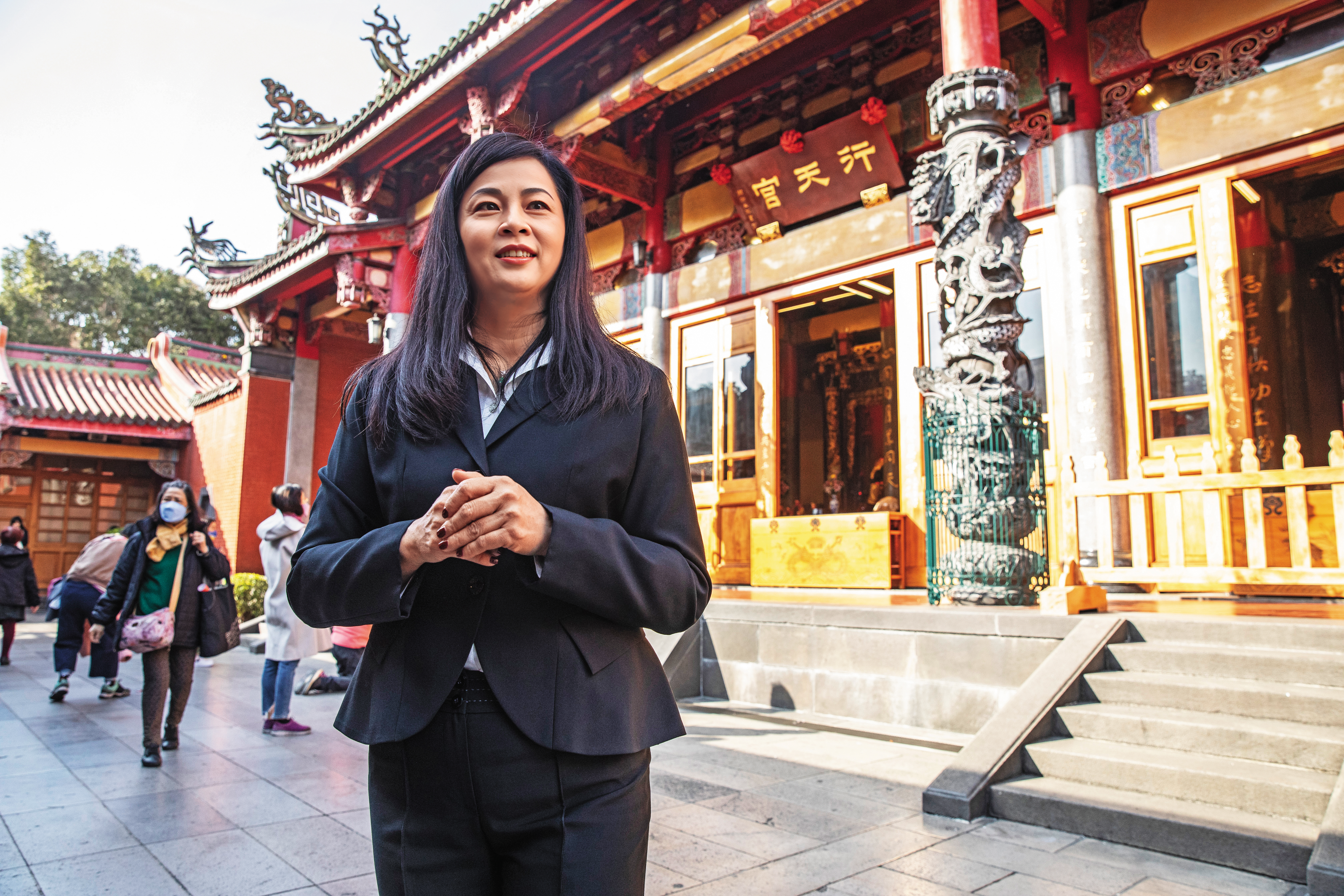 台灣人壽行銷經理高秀蜂入行17年,覺得自己深受行天宮關聖帝君支持,才能一路走到今天。