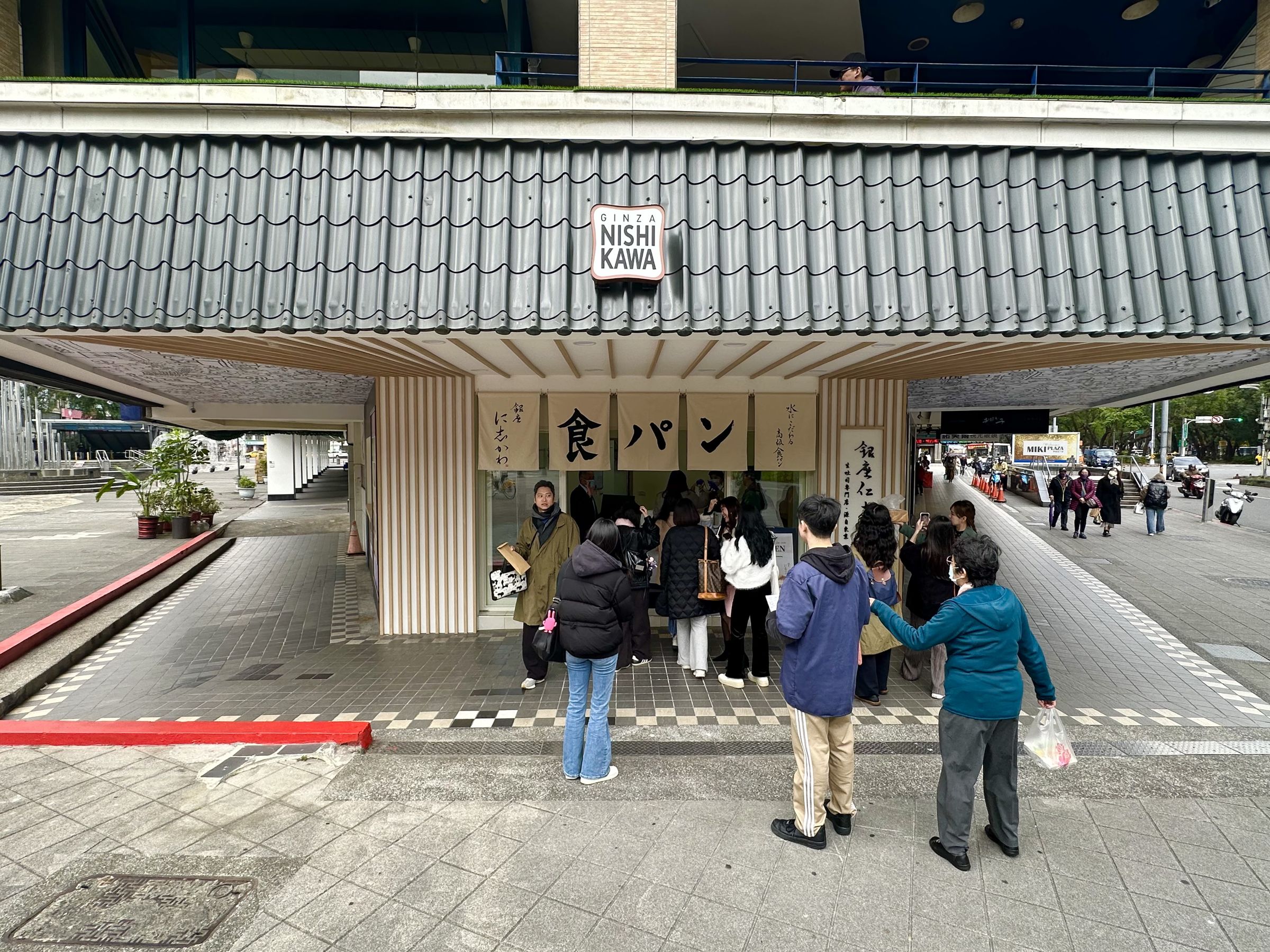 台灣一號店延續日本店鋪垂掛暖簾的設計風格。