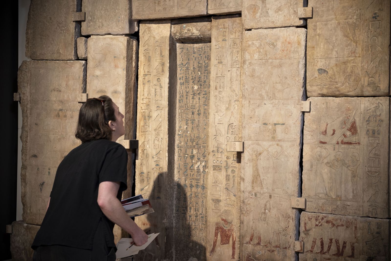 在大英博物館與奇美博物館工作人員通力合作下，耗費5天才完成展品〈烏里倫普塔墓室的祭堂牆面〉的組裝。（奇美博物館提供）