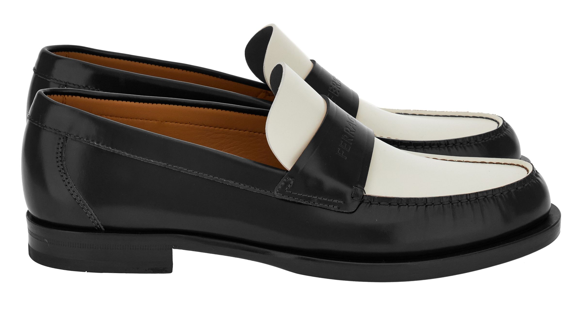LOGO 壓紋黑白撞色平底樂福鞋。NT$31,500（FERRAGAMO提供）