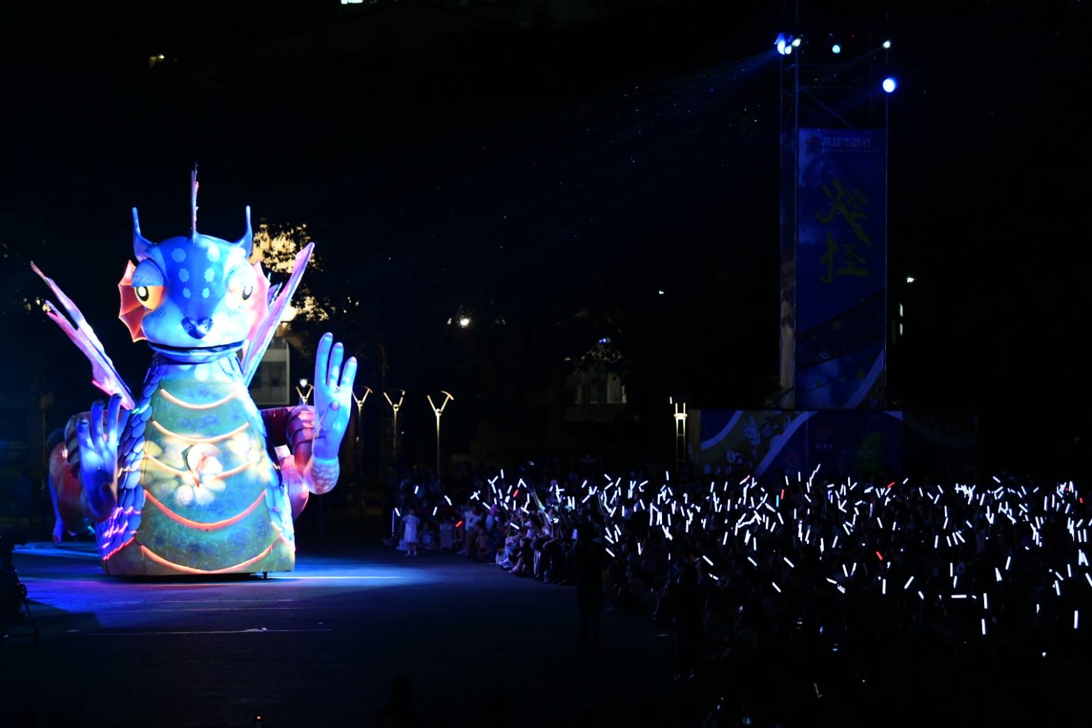8公尺高的「燈燈國王」在燈海中現身，與觀眾互動掀起全場高潮。（紙風車劇團提供）