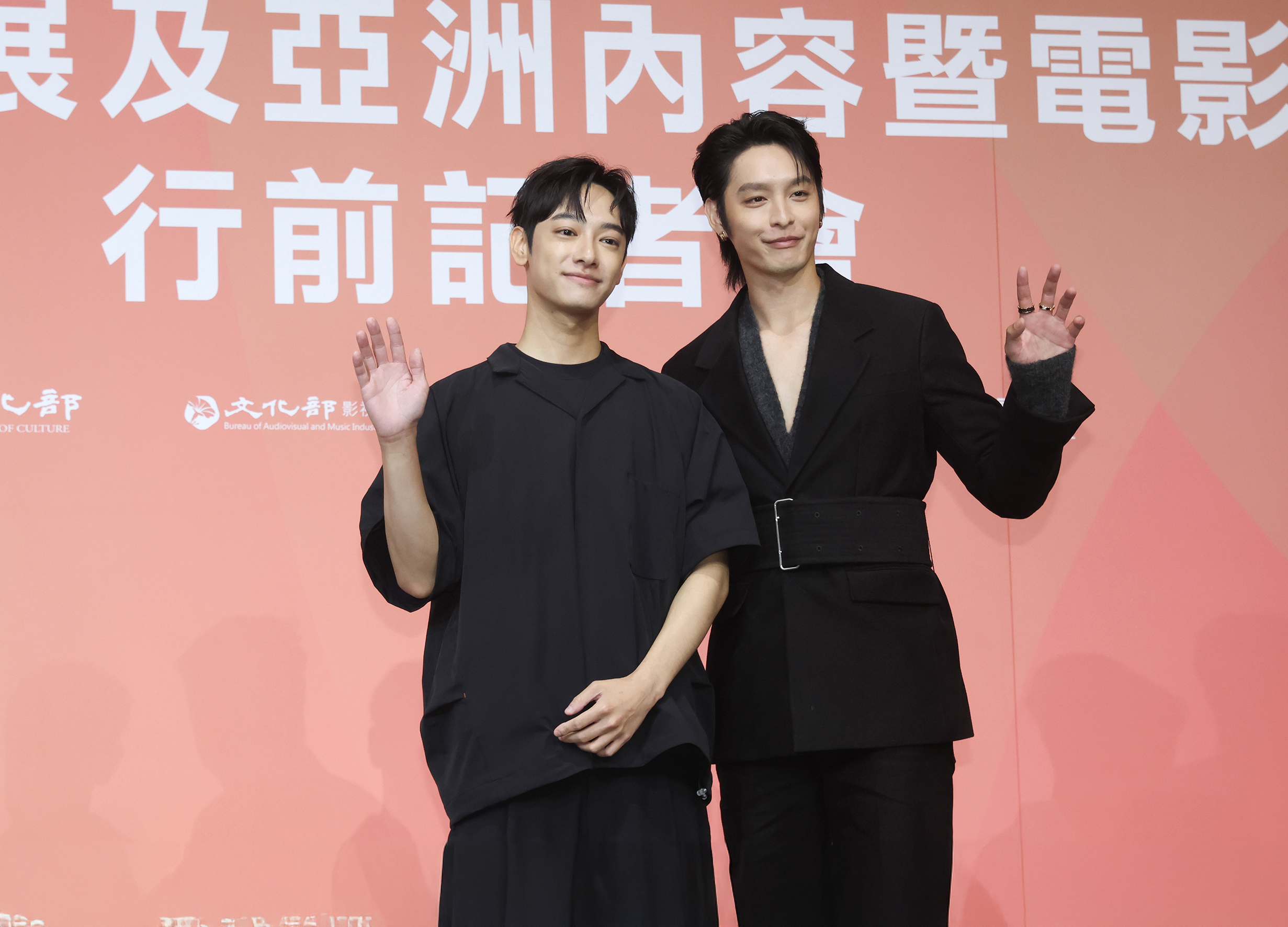 今年30歲的曹佑寧（右），和鮮肉底迪劉修甫（左）同台，有危機意識很正常。（拍肩）