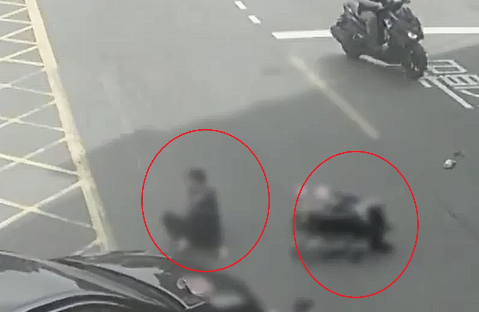 陳姓男子駕駛黑色轎車駛離新莊立體停車場，疑未注意車前狀況，撞飛輪椅，造成推輪椅的羅女（紅圈左）摔倒，謝姓老婦人（紅圈右）也因為輪椅翻覆受困。（翻攝畫面）