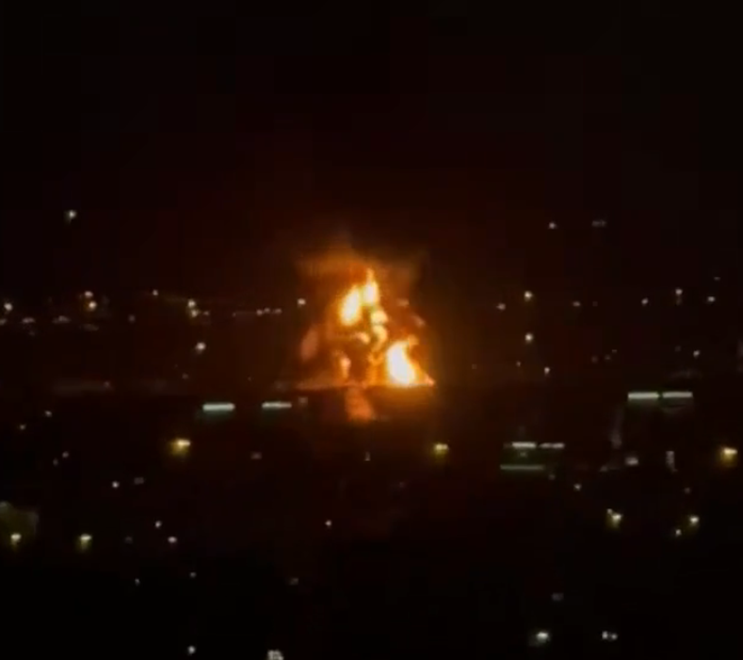 杜拜國際機場傳遭無人機襲擊，火空照亮夜空。（翻攝X）