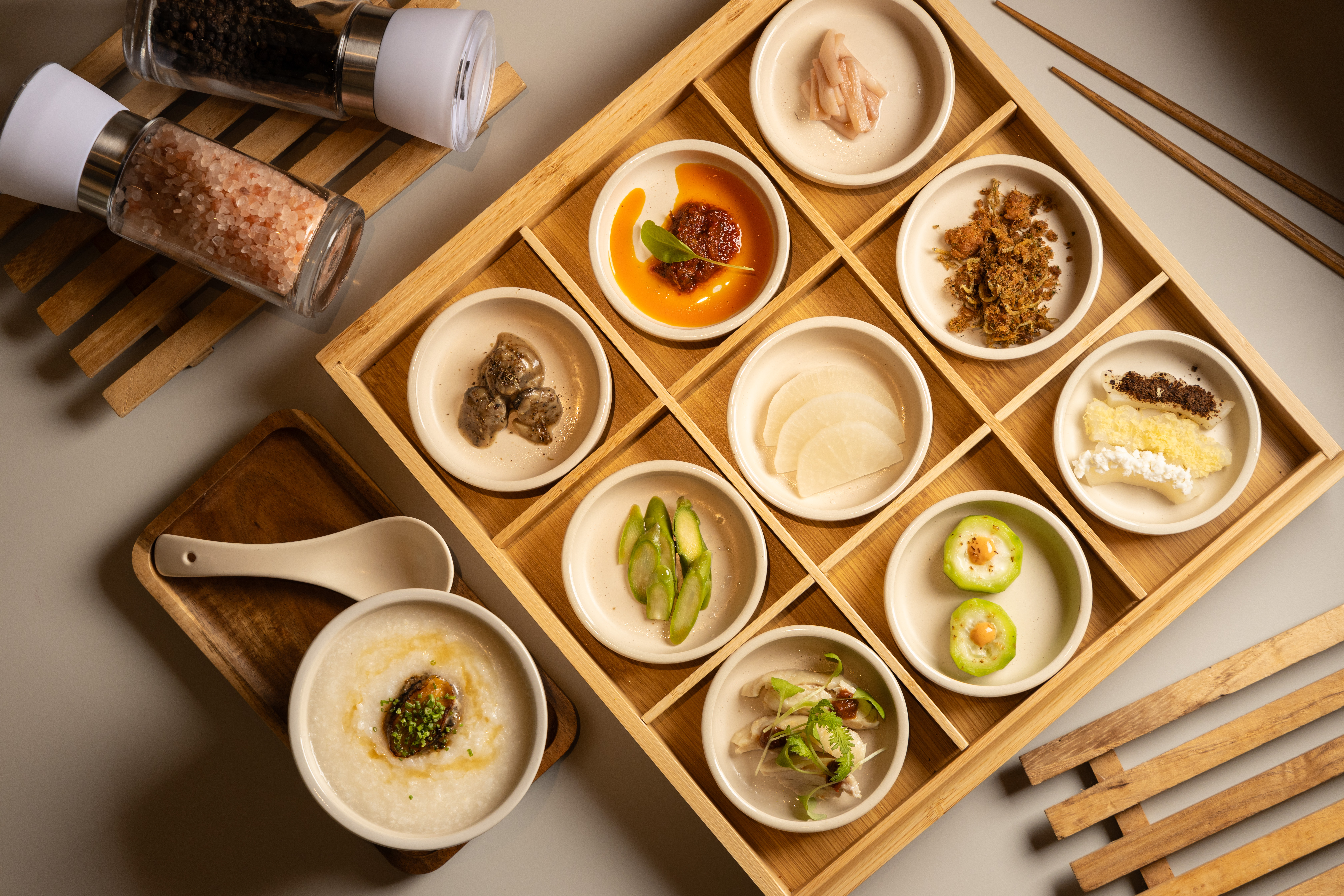 超澎湃的招牌「清粥小菜」以一碗鮑魚粥搭配精緻的九宮格小菜。（520元／份）