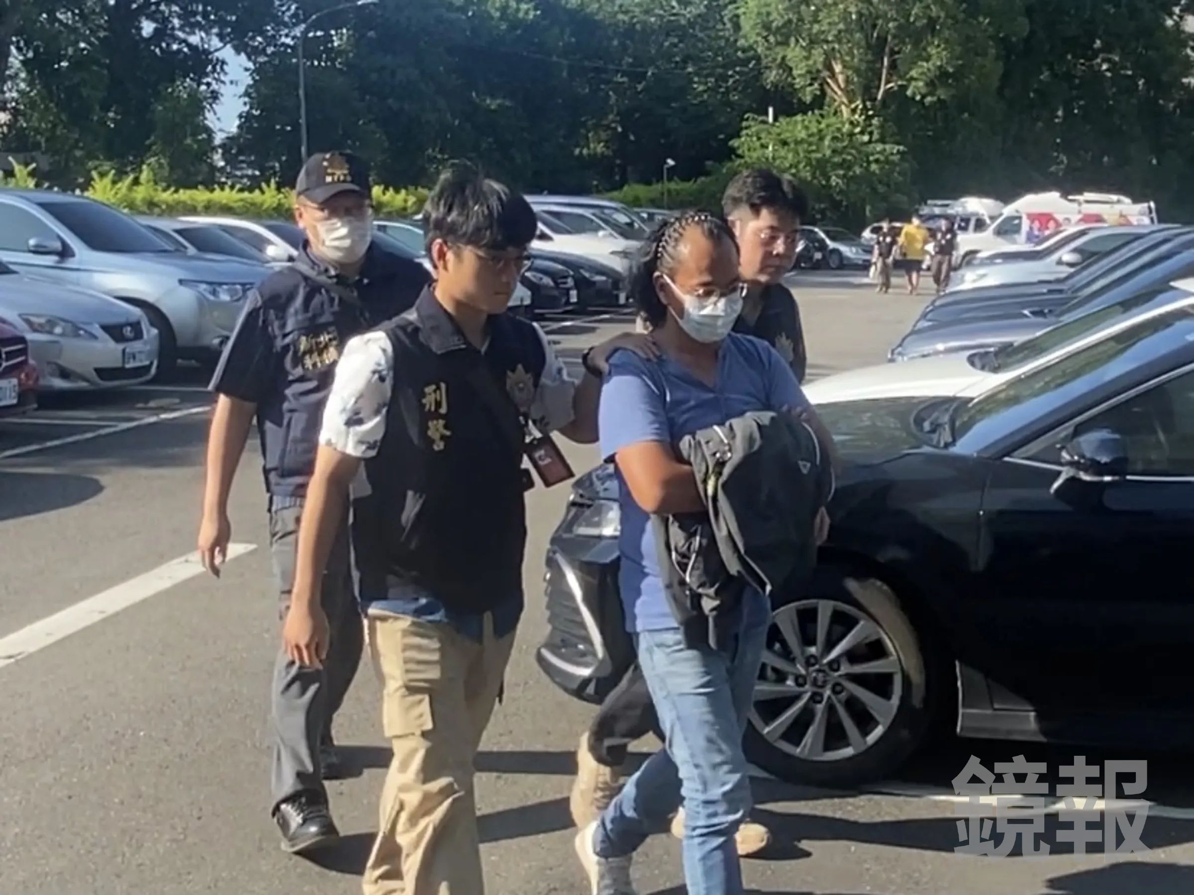 藝人劉香君丈夫李能謙(右2)配合詐團在社群平台刊登詐騙廣告,專案小組查出案外案,發現李能謙滲透國軍人員,洩漏至少3千筆台灣情報人員資訊給中國。(鏡報提供)