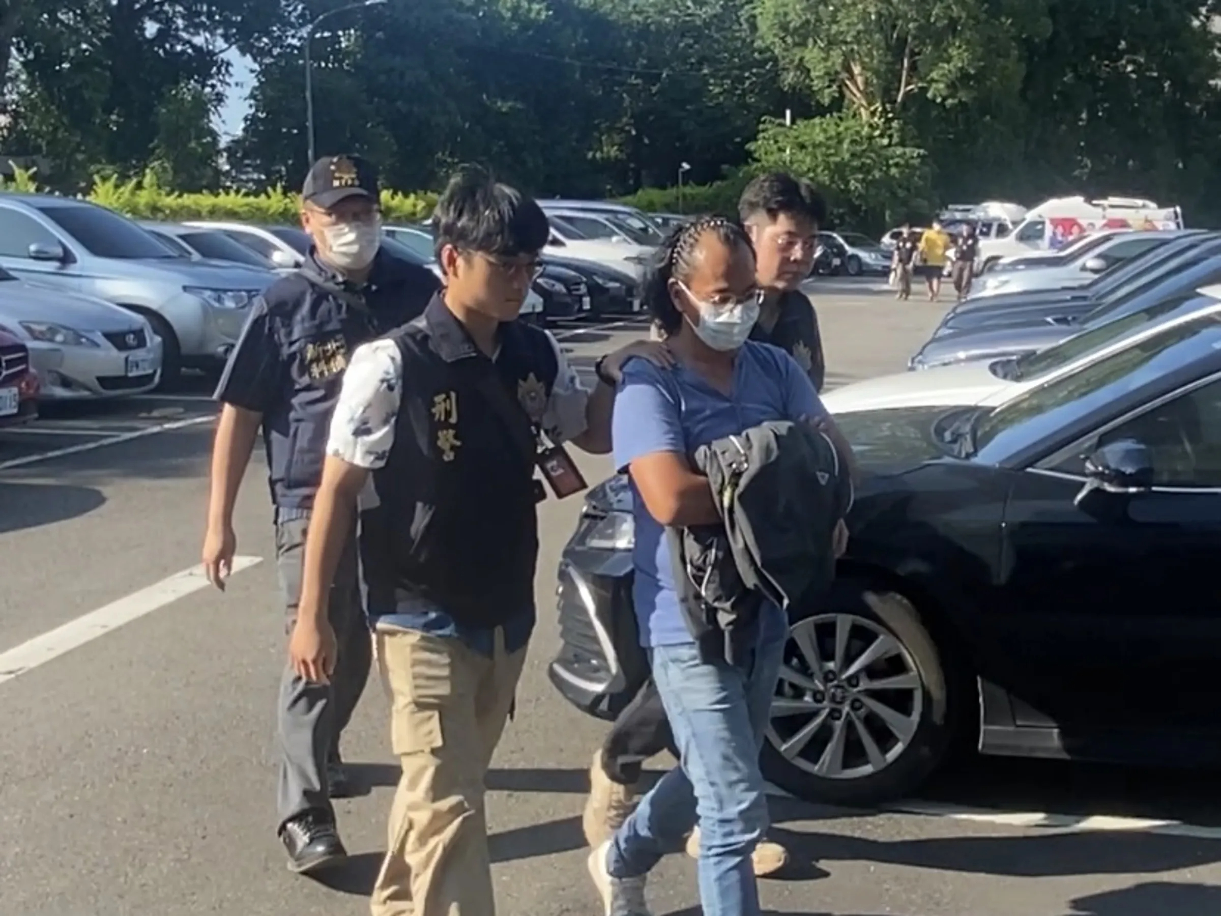 藝人劉香君丈夫李能謙（右2）配合詐團在社群平台刊登詐騙廣告，專案小組查出案外案，發現李能謙滲透國軍人員，洩漏至少3千筆台灣情報人員資訊給中國。（鏡報提供）