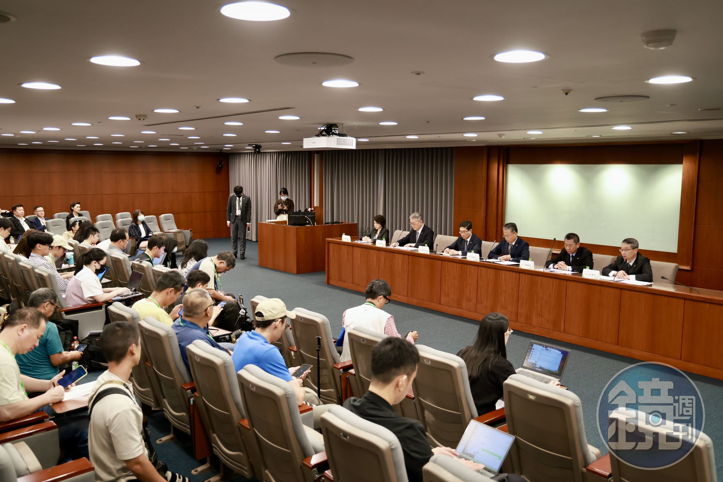 長榮航空高層今日召開記者會說明。
