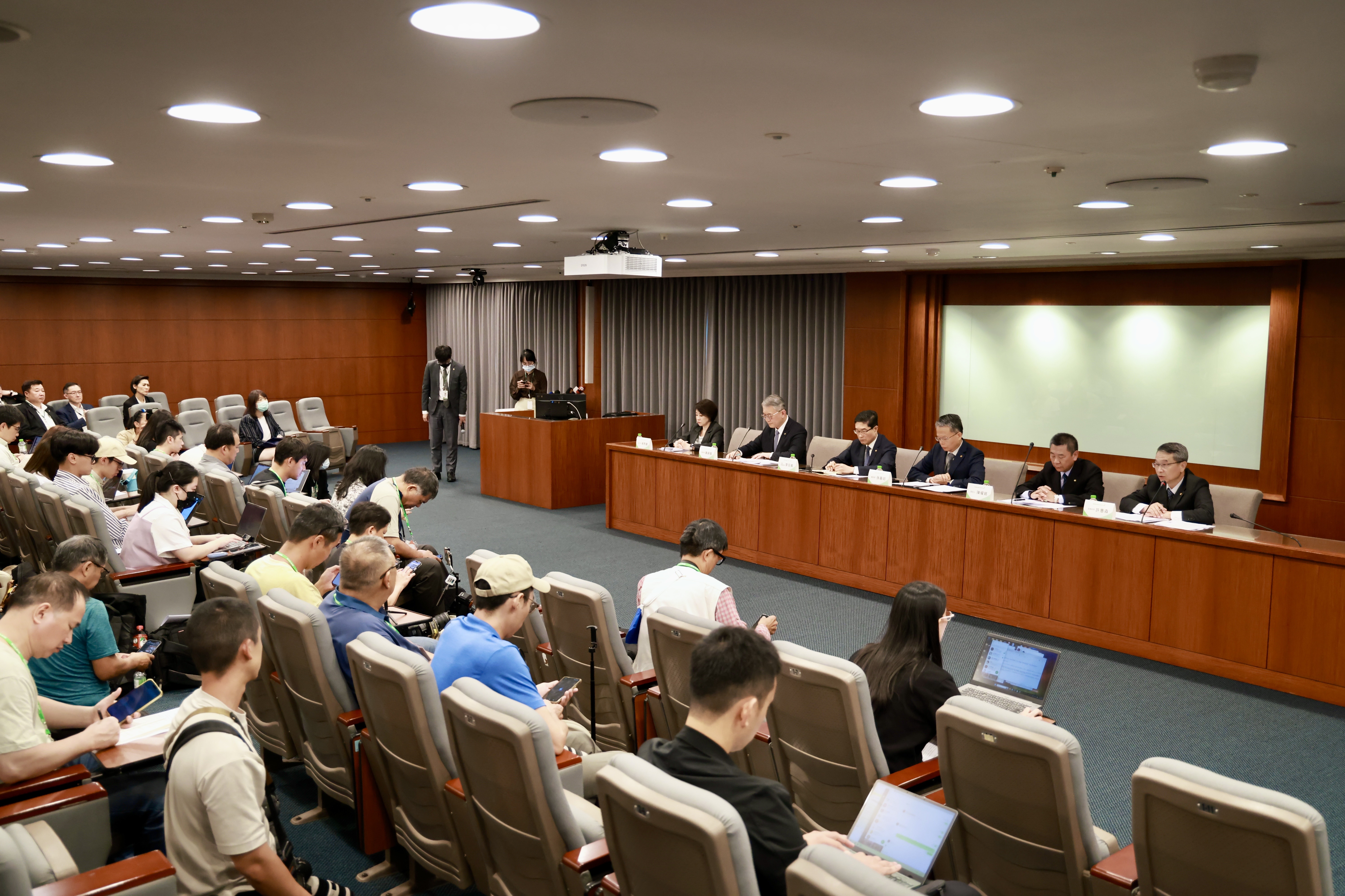 長榮航空高層今日召開記者會說明。